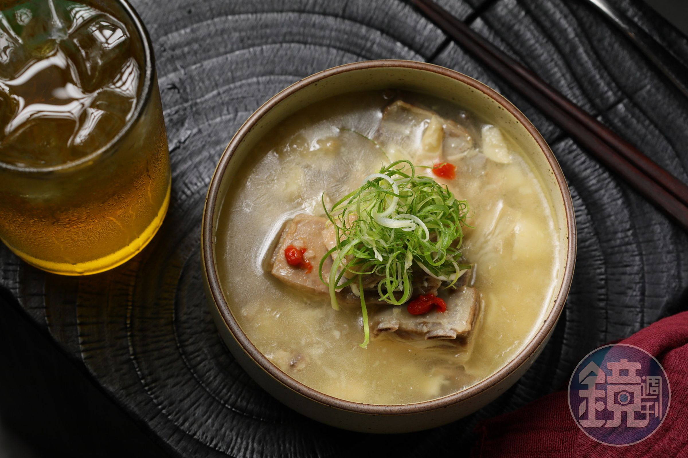 「蒜燜羊肉」利用羊騷味較低的小羔羊腩排,搭配乳白色的湯汁,相當好入口。(380元/份)