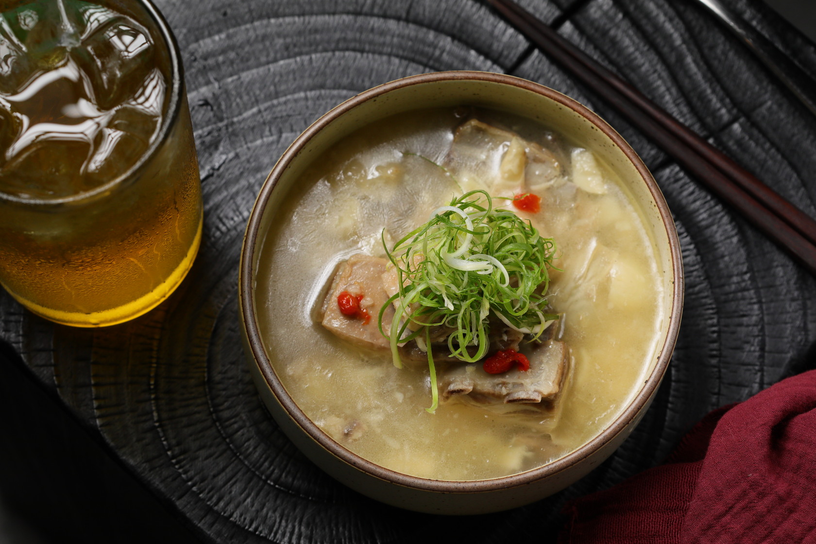 「蒜燜羊肉」利用羊騷味較低的小羔羊腩排，搭配乳白色的湯汁，相當好入口。（380元／份） 