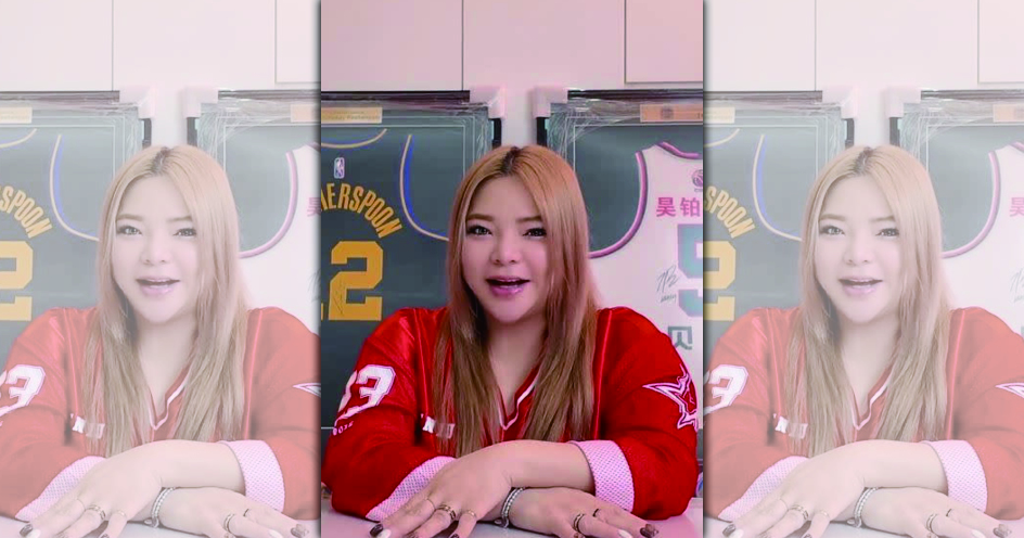 小甜甜為了衝直播銷售成績，食用完整蛇體引發討論。（翻攝自小甜甜臉書）