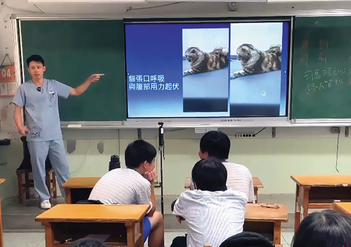 殷碩韓目前在台北市多家動物醫院執業，也在公會及學校擔任講師。（翻攝殷碩韓獸醫師臉書）