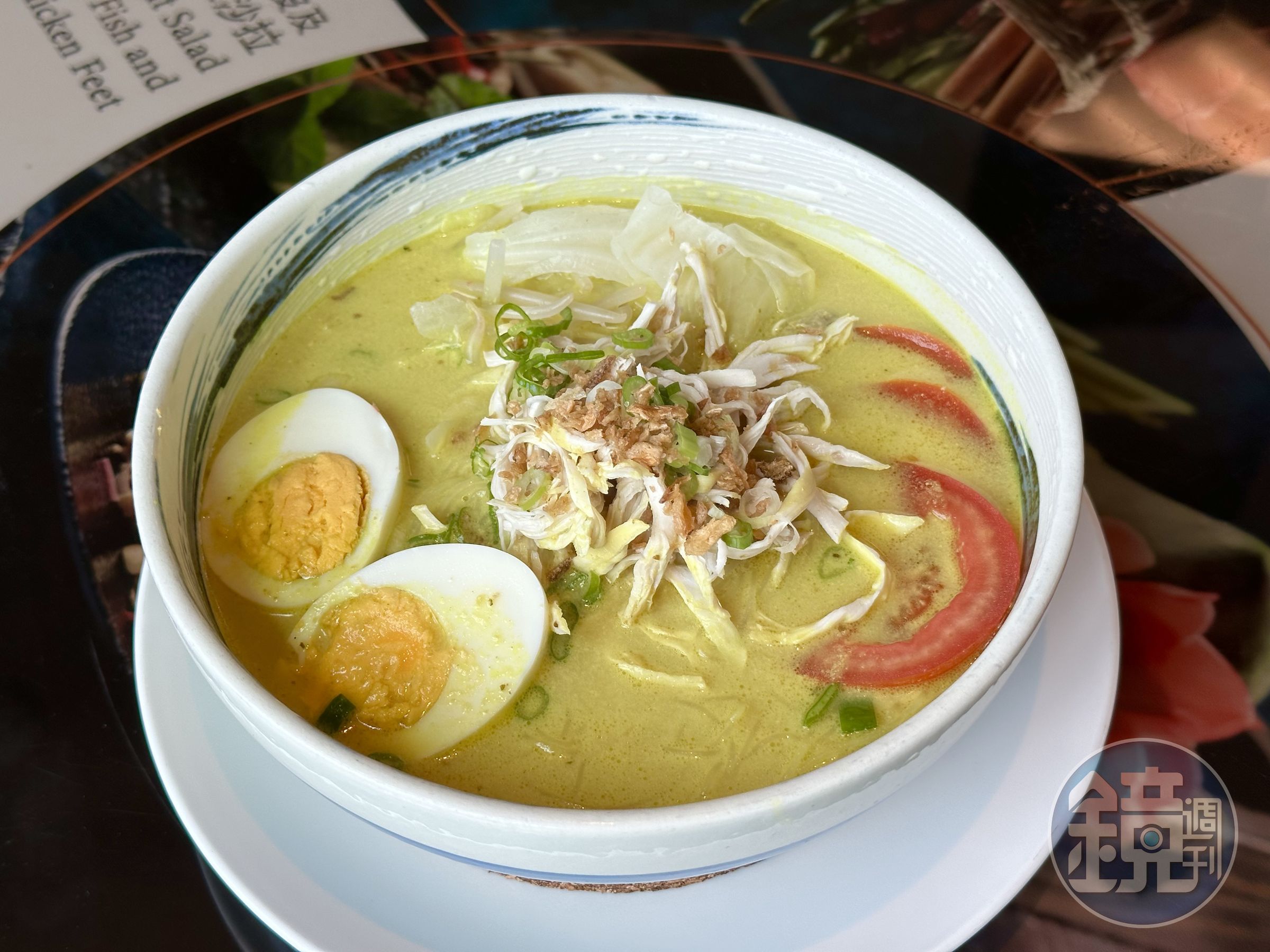 「印尼薑黃蔬食雞肉米粉湯」湯頭酸甜清爽,大熱天吃很開胃。(430元/份)