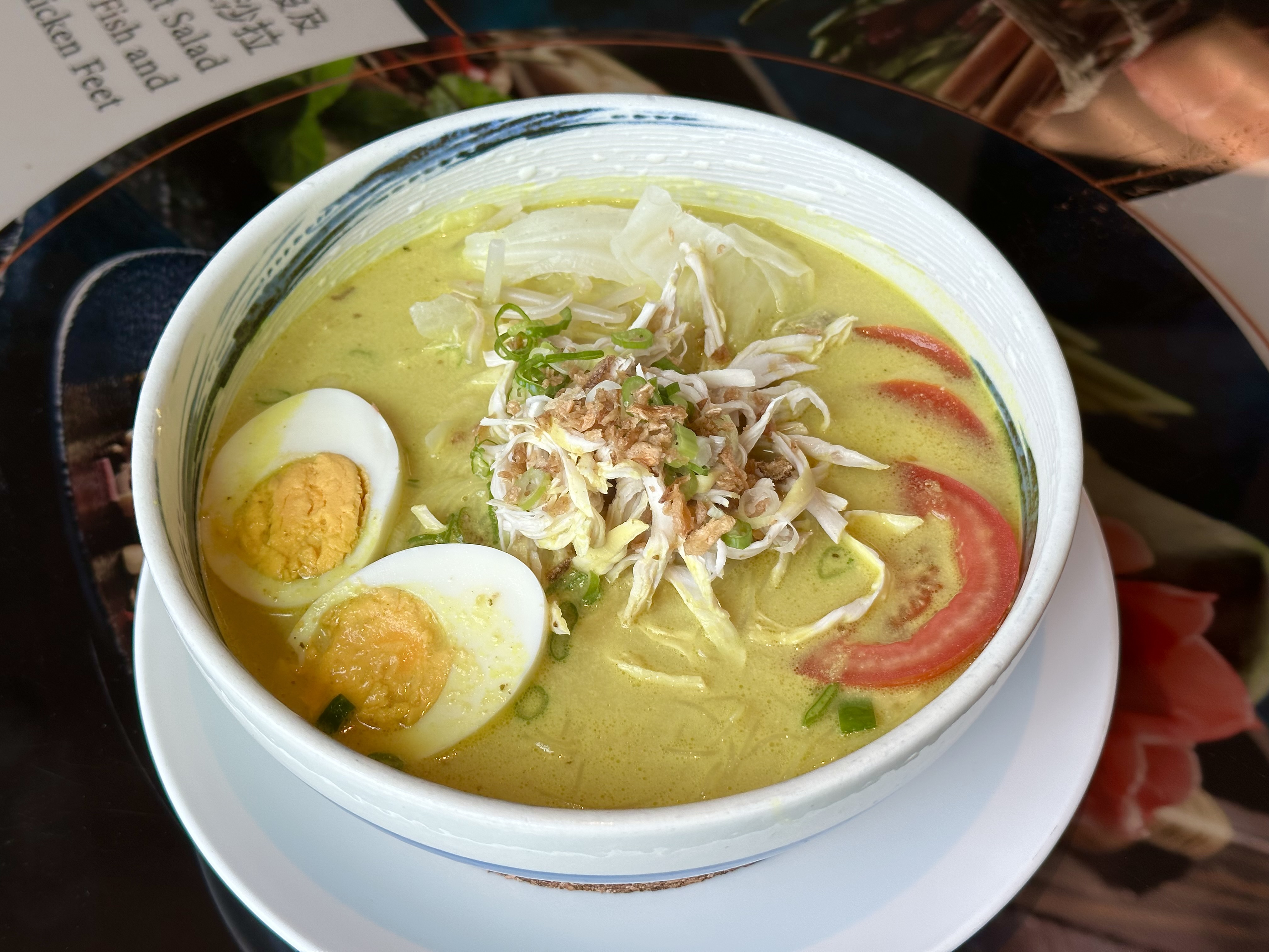 「印尼薑黃蔬食雞肉米粉湯」湯頭酸甜清爽，大熱天吃很開胃。（430元／份）