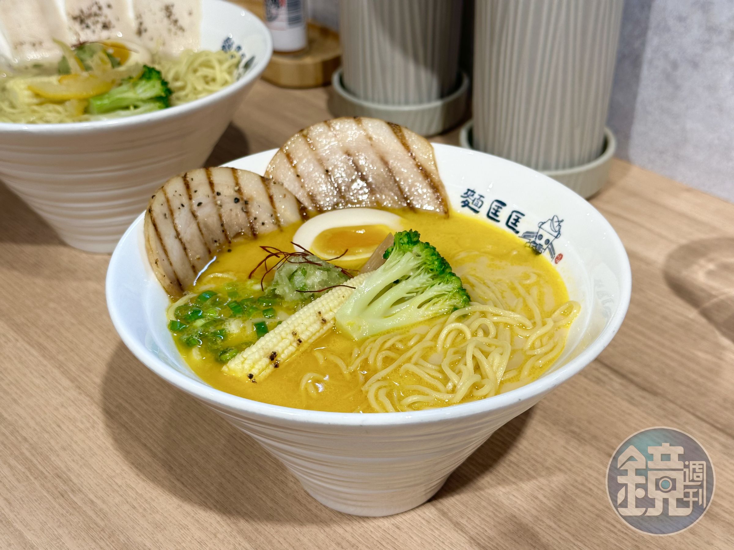 先前限定推出的「鹹蛋黃金沙拉麵」,因為口碑不錯,成為常態供應的口味。(175元/碗)