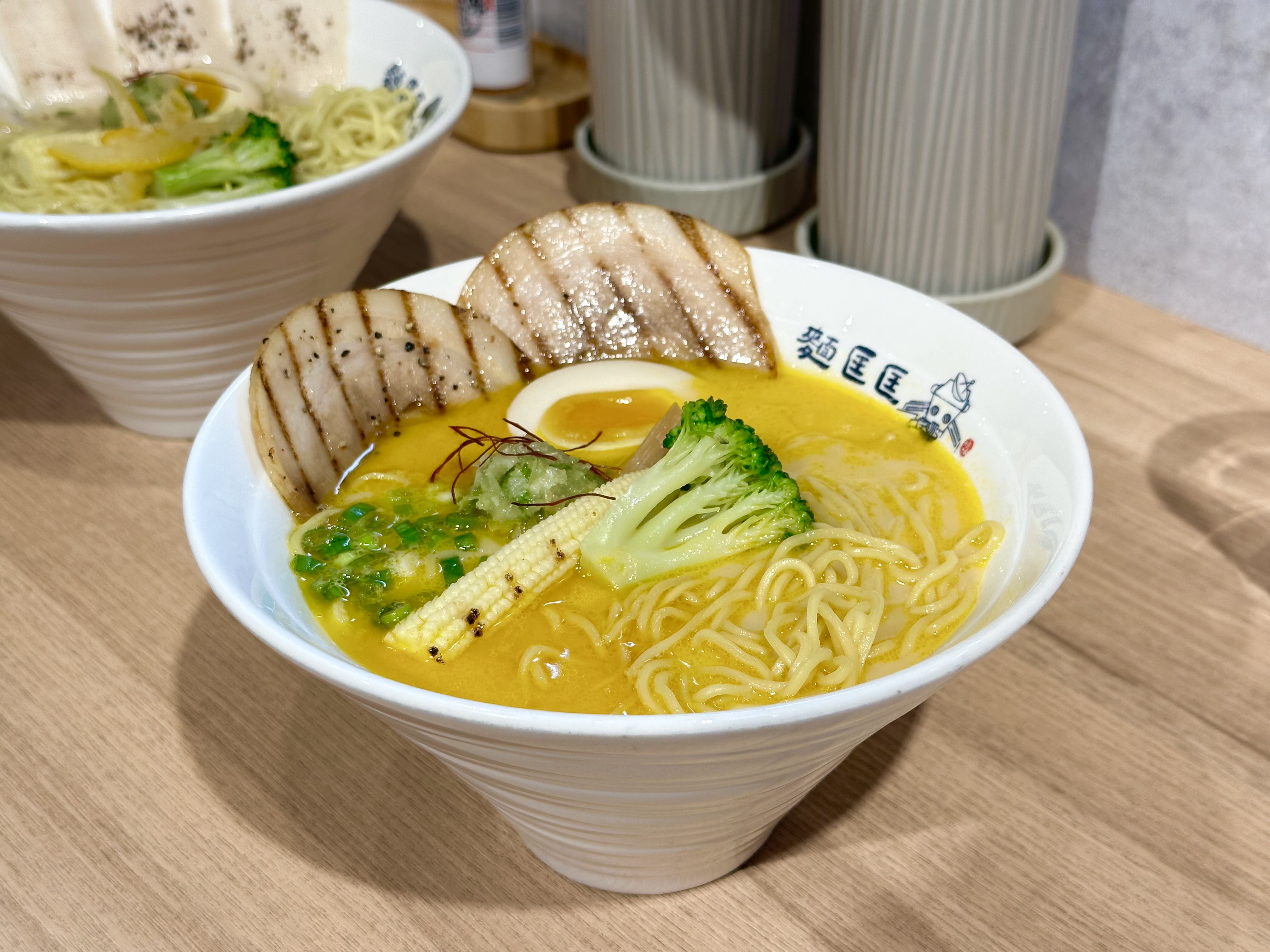 先前限定推出的「鹹蛋黃金沙拉麵」，因為口碑不錯，成為常態供應的口味。（175元／碗）