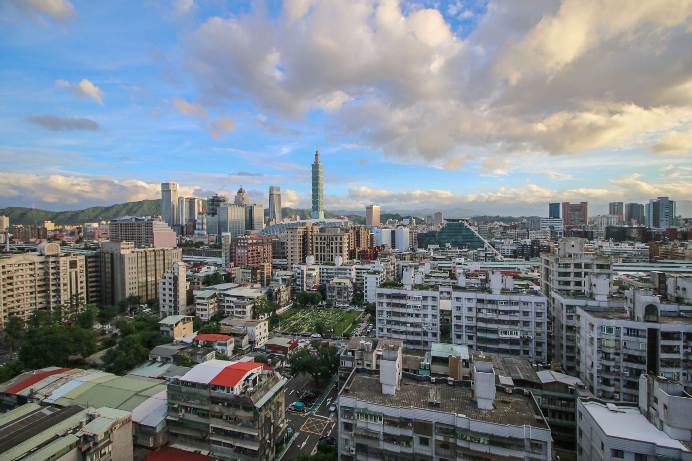 永慶房產集團比較在2024年Q2的房市高點和2025年Q1七大都會區的成交議價率,數據顯示七大都會區的成交議價率都有擴大的趨勢。(房市示意圖,永慶房產集團提供)