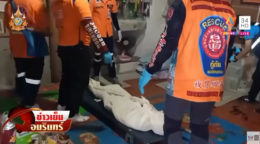 泰國驚傳一名婦人睡夢中嘴巴被塞炸彈引爆身亡，警方將死者遺體移送進行檢驗。（翻攝YT頻道「AMARINTV : อมรินทร์ทีวี」）