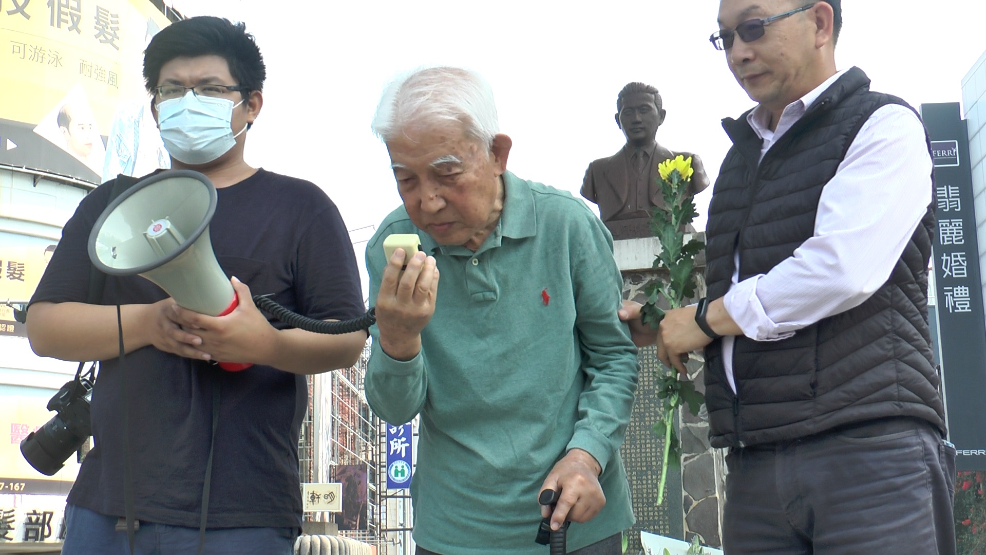 紀錄片《尋找湯德章》透過追尋228事件受難者湯德章的生平，回望1907-1947年的台灣近代史，中為湯德章養子湯聰模。 （希望行銷提供）