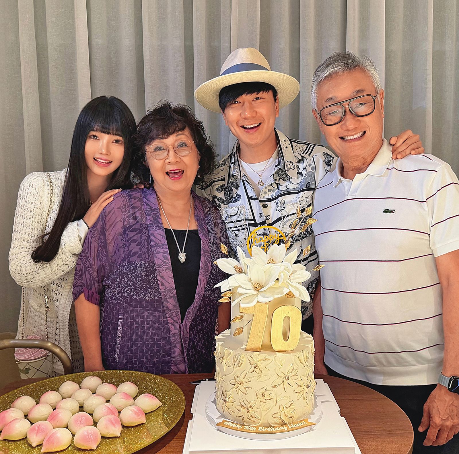 林俊傑慶祝母親生日時，順勢公開女友七七和家人合照，顯示戀情已被長輩認可。（翻攝自林俊傑IG）