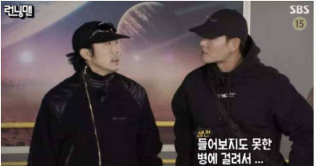 金鐘國錄影《Running Man》時,需由HaHa攙扶完成錄影。(網路圖片)