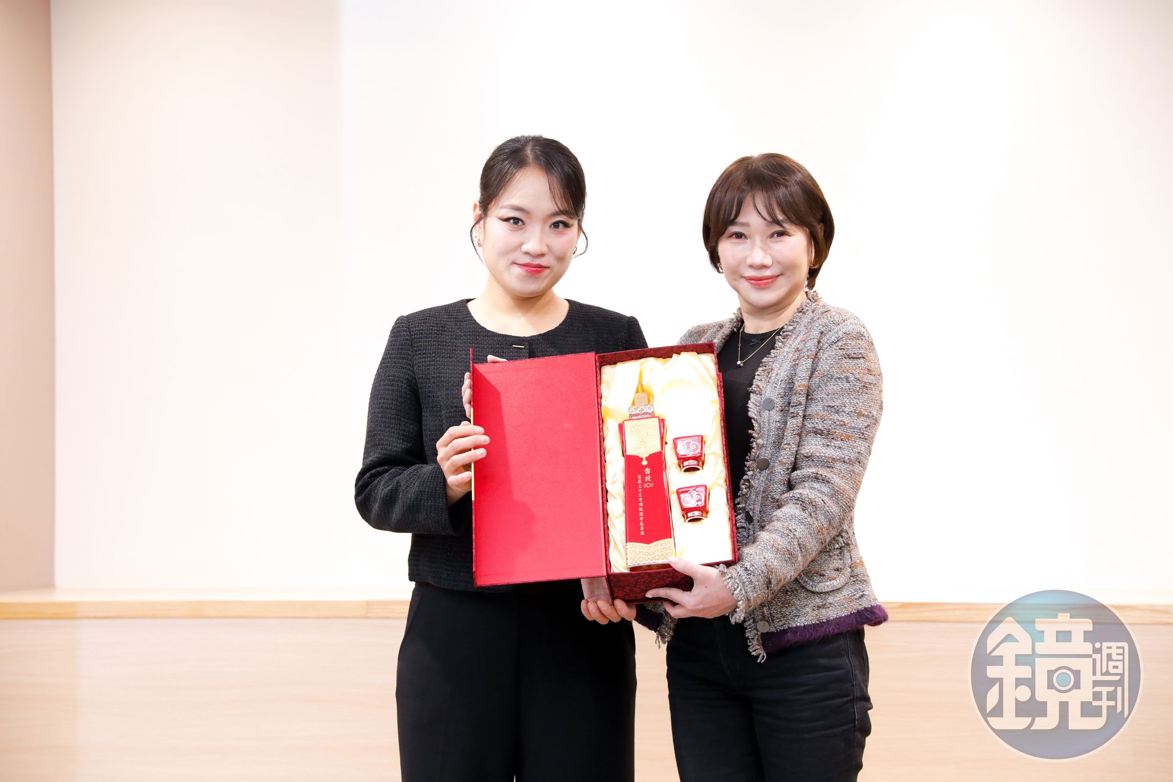 經紀人陳安齊送上台北101紀念酒給鄭智善，未來將為她規劃在台工作。