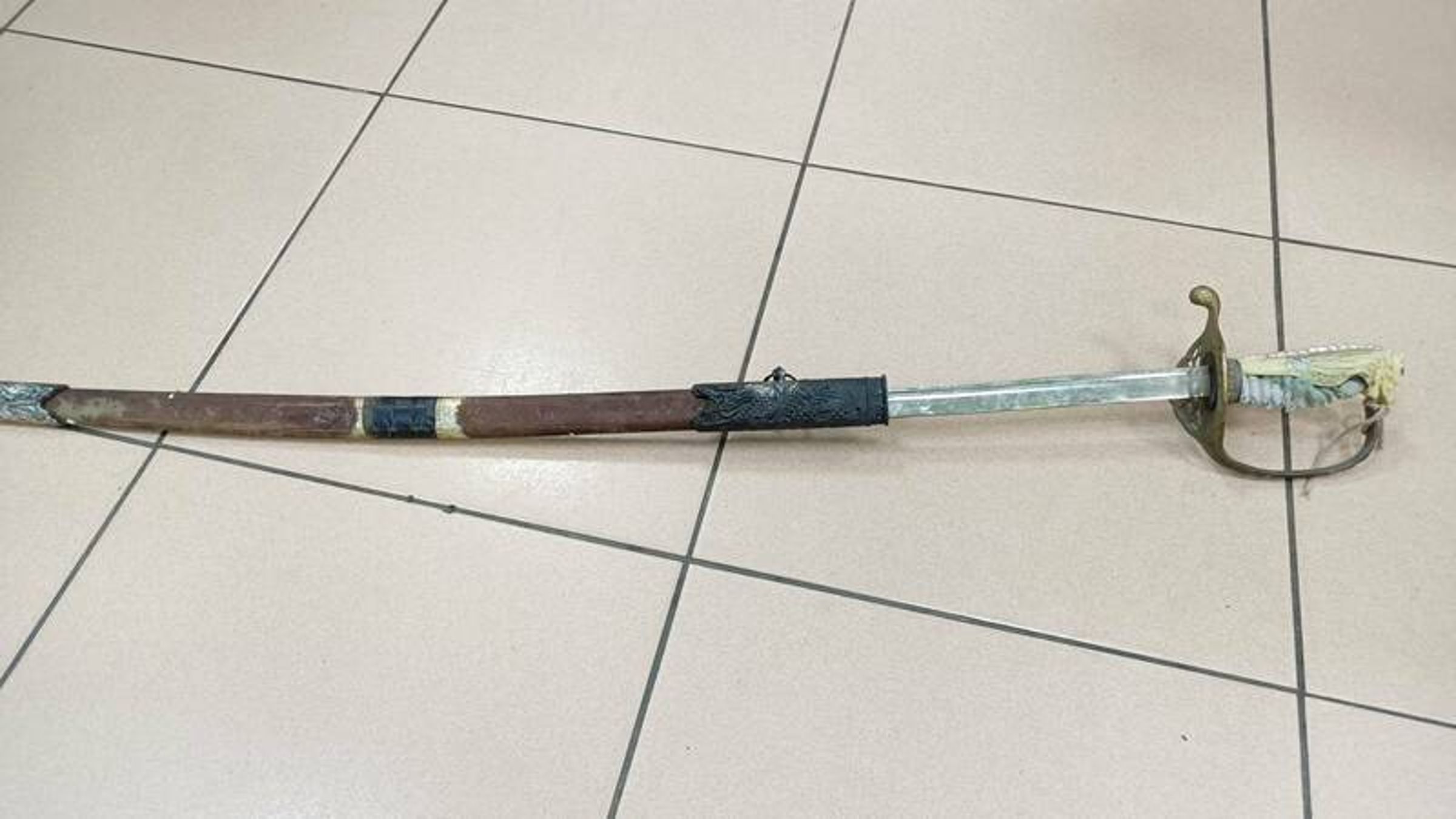 警方查扣郭男逞兇的指揮刀。(讀者提供)
