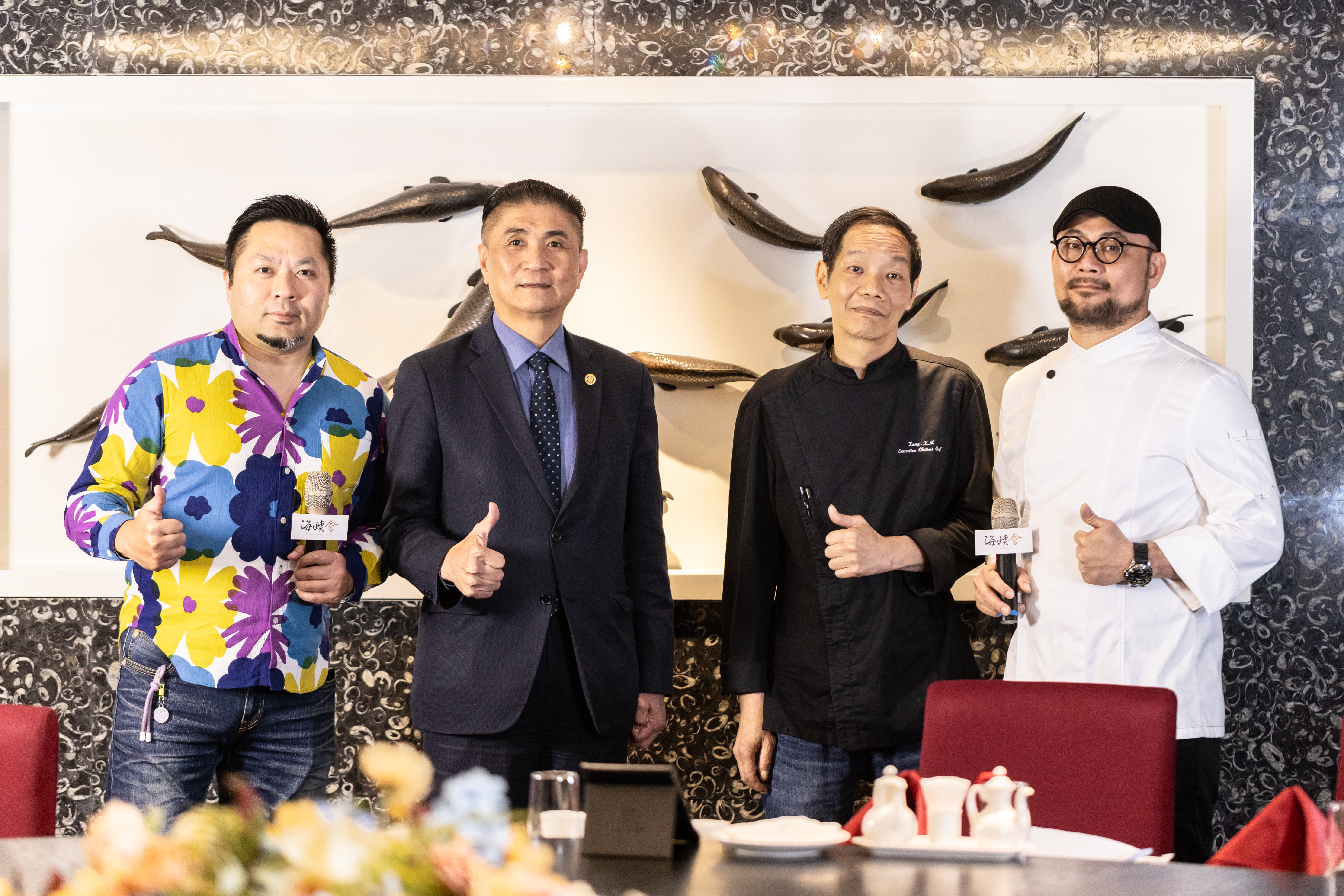 海峽會去年交棒給御嵿國際主導經營，（右起）廚藝總監方永銘、粵菜名廚鄺啟明、御嵿國際副董事長暨海峽會董事李日東、海峽會執行長林奕寬。