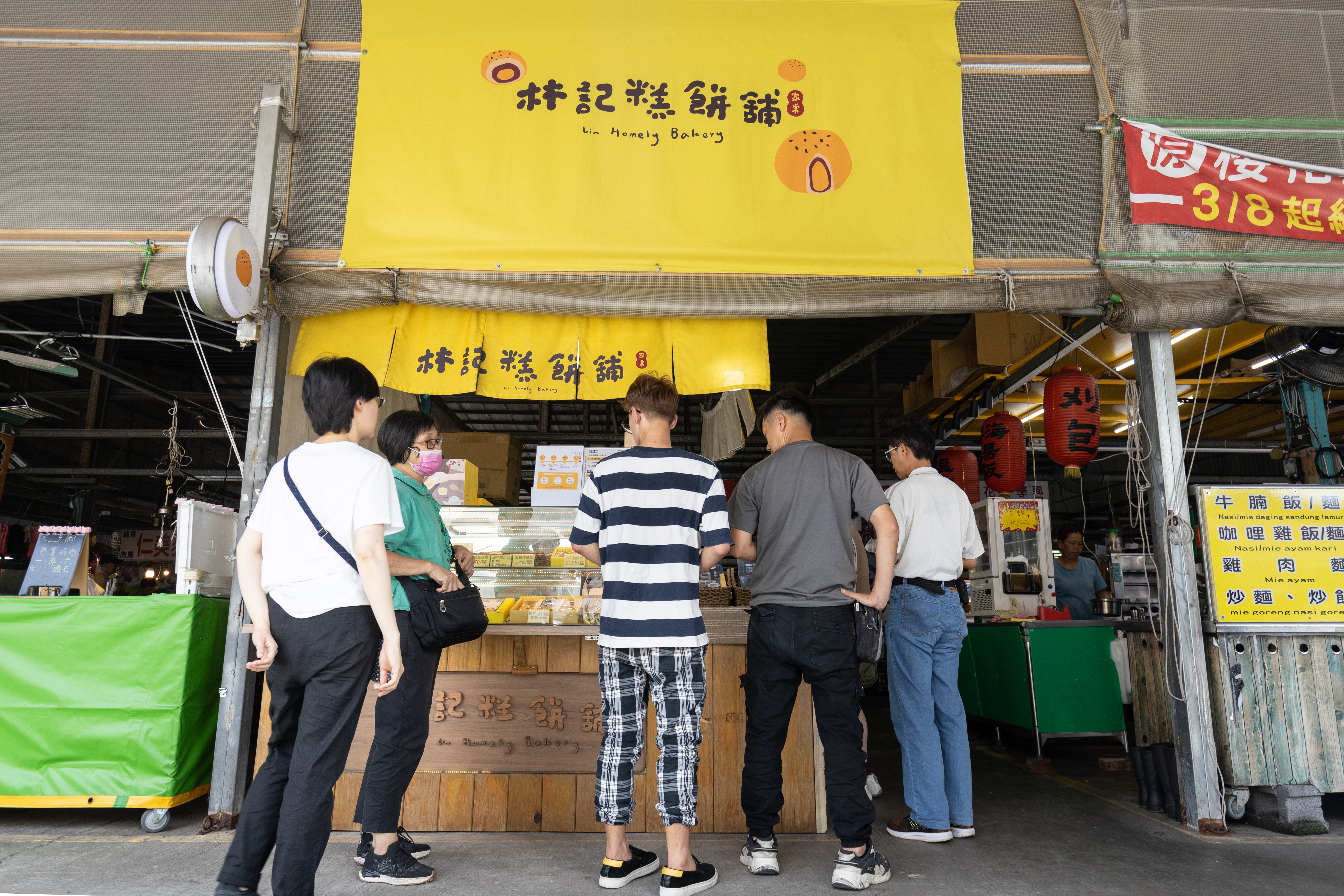 下午市場攤位才剛剛營業立刻出現排隊人潮。