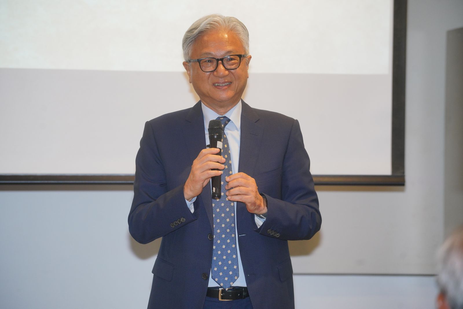 出版書籍紀念恩師展現人文面 吳東昇:人權不能只是一個學術名詞