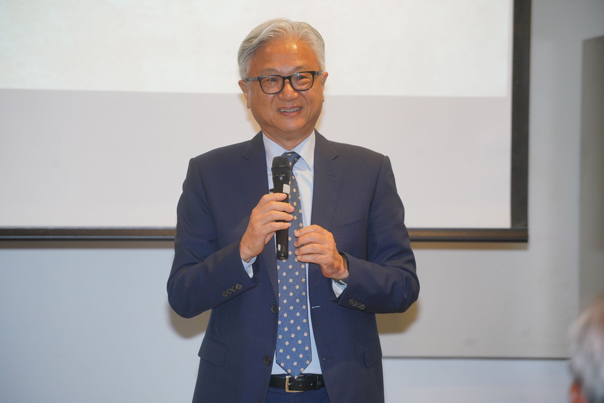 本身法學知識淵博、同時也擁有律師執照的吳東昇，舉辦恩師國際知名法學家孔傑榮教授中文版新書發表會，在企業經營外，展現人文之一面。