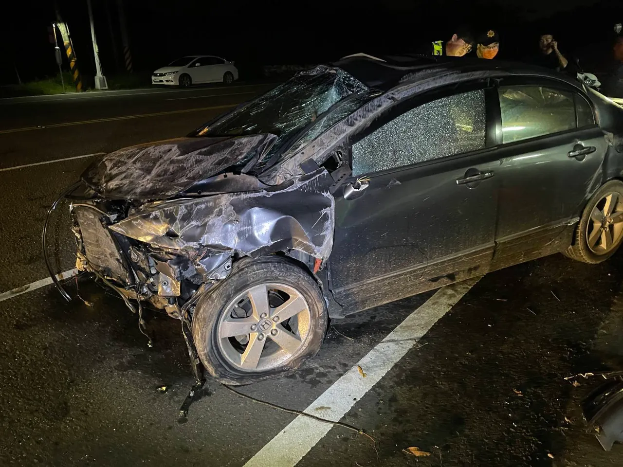 車撞擊後滿目瘡痍，警方勘驗其車內有可疑槍械。（翻攝畫面）