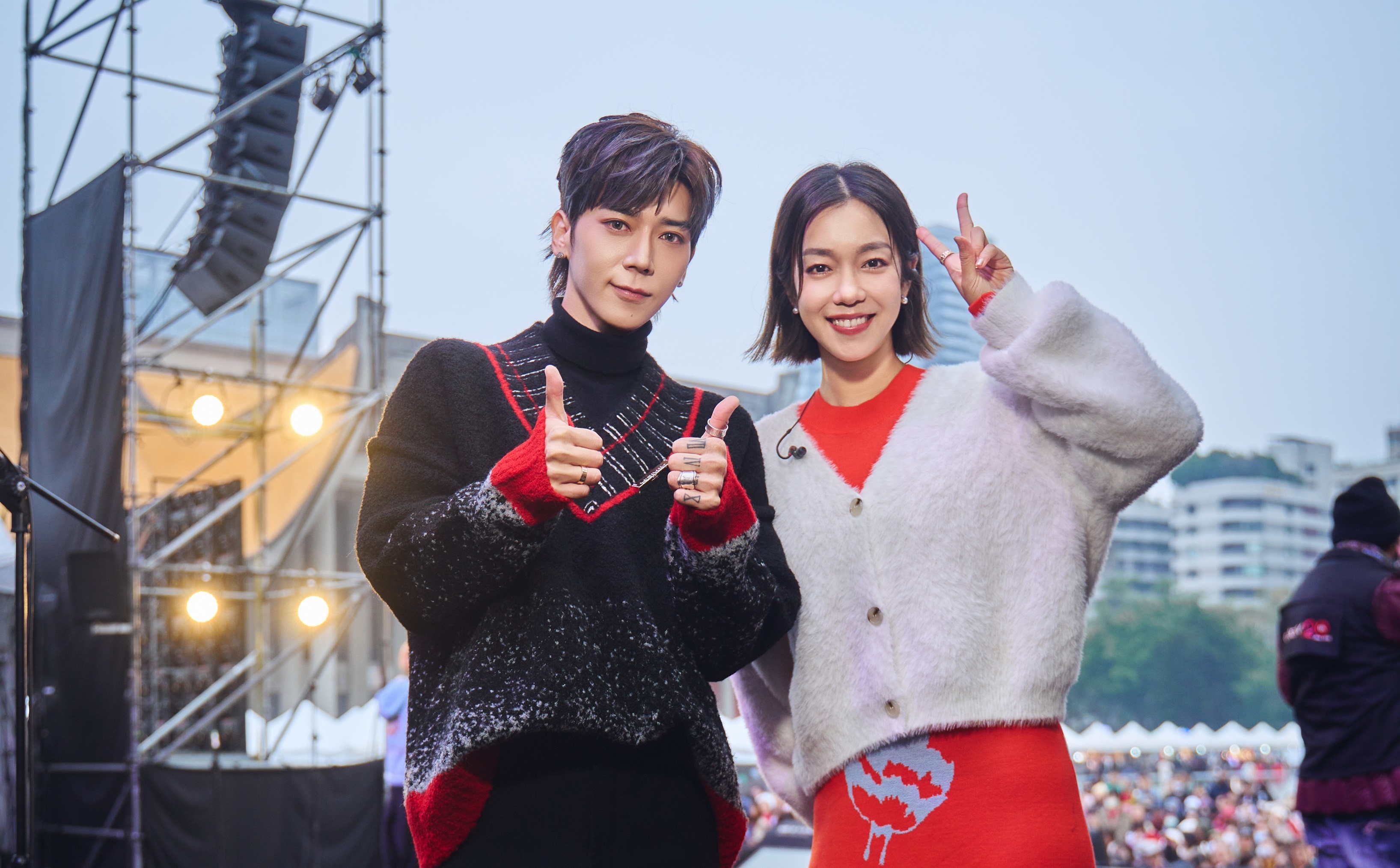 畢書盡週末於國父紀念館出席「耶誕藝術文化嘉年華」演出和大霈合照。（索尼音樂提供）