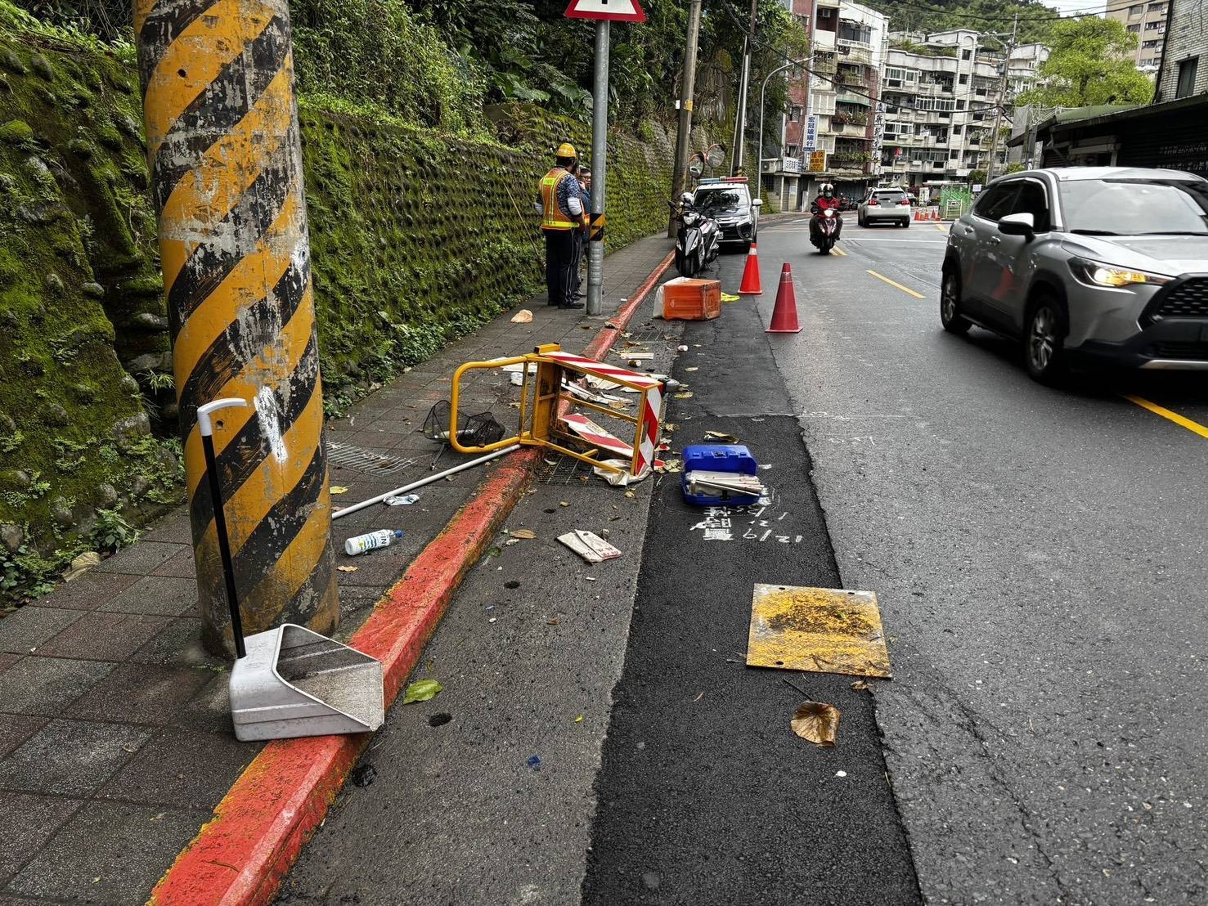 王夢麟酒駕撞爛一旁清潔員的手推車，所幸清潔員當時在人行道上，才沒有受傷。（翻攝畫面）