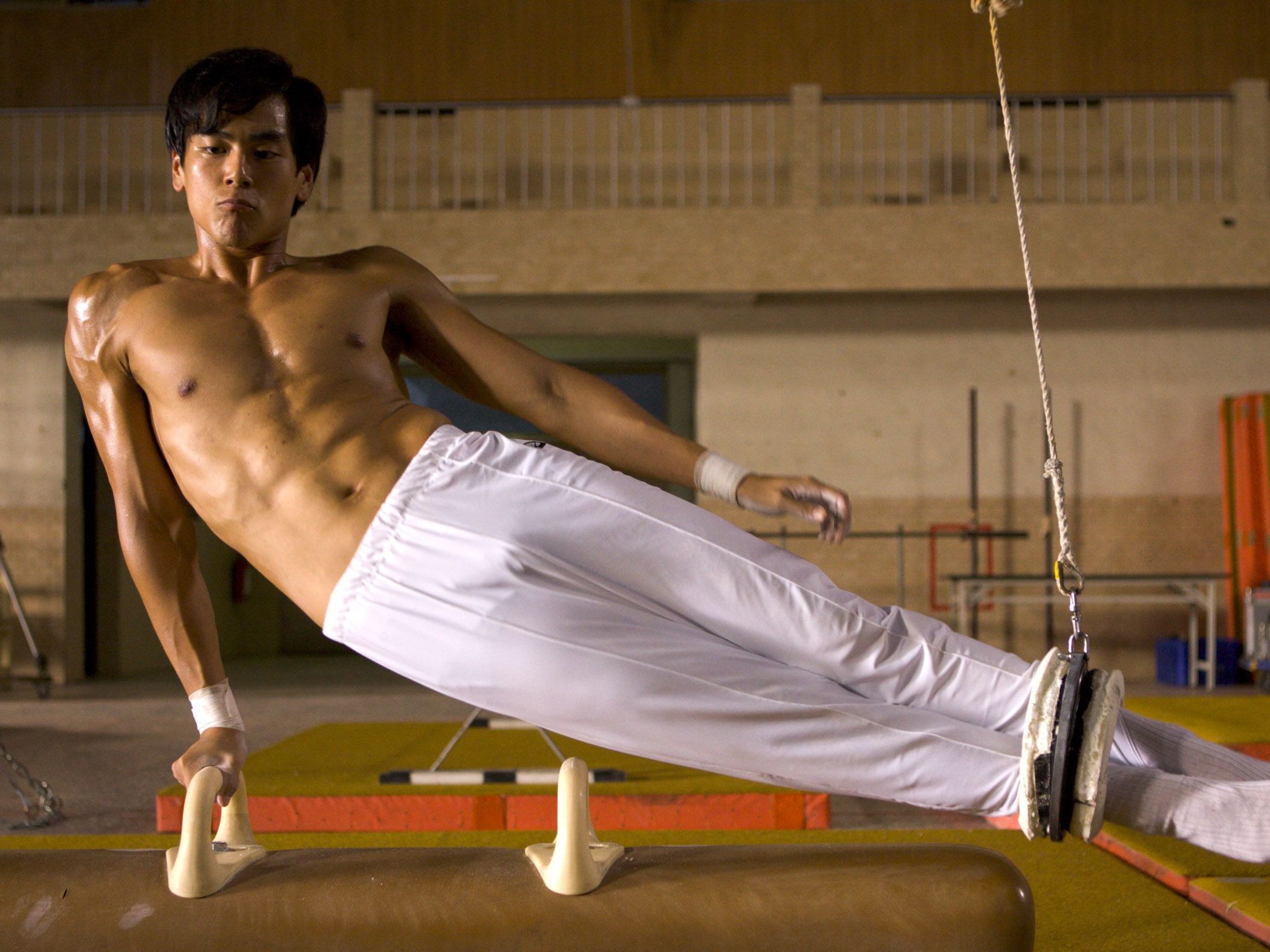 彭于晏邁入巨星的第一步，他從體操小白苦練8個月，不僅鍛鍊出壯實體格，片中專業體操動作都親自上陣。（牽猴子提供）