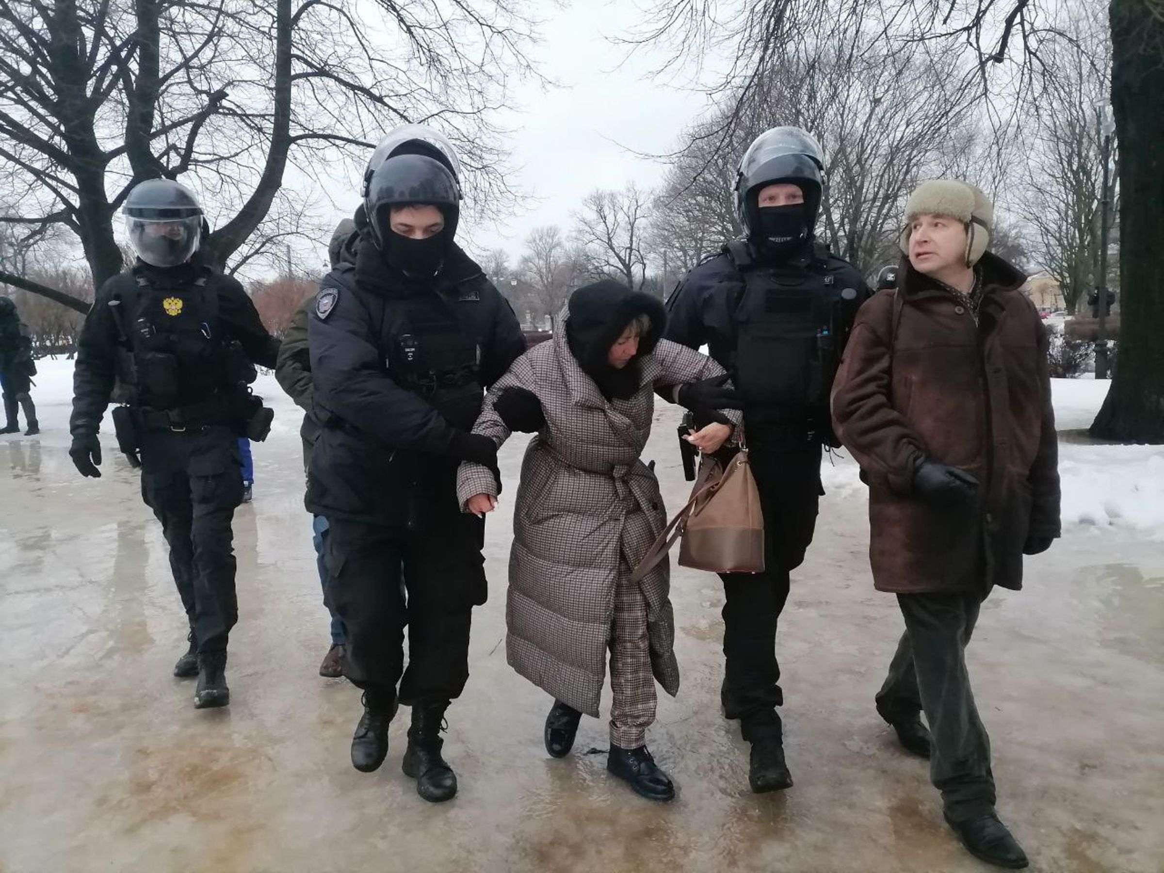 俄反對派領袖納瓦尼獄中猝逝,傳出支持者上街哀悼被拘捕的消息。(翻攝自OVD-Info X)