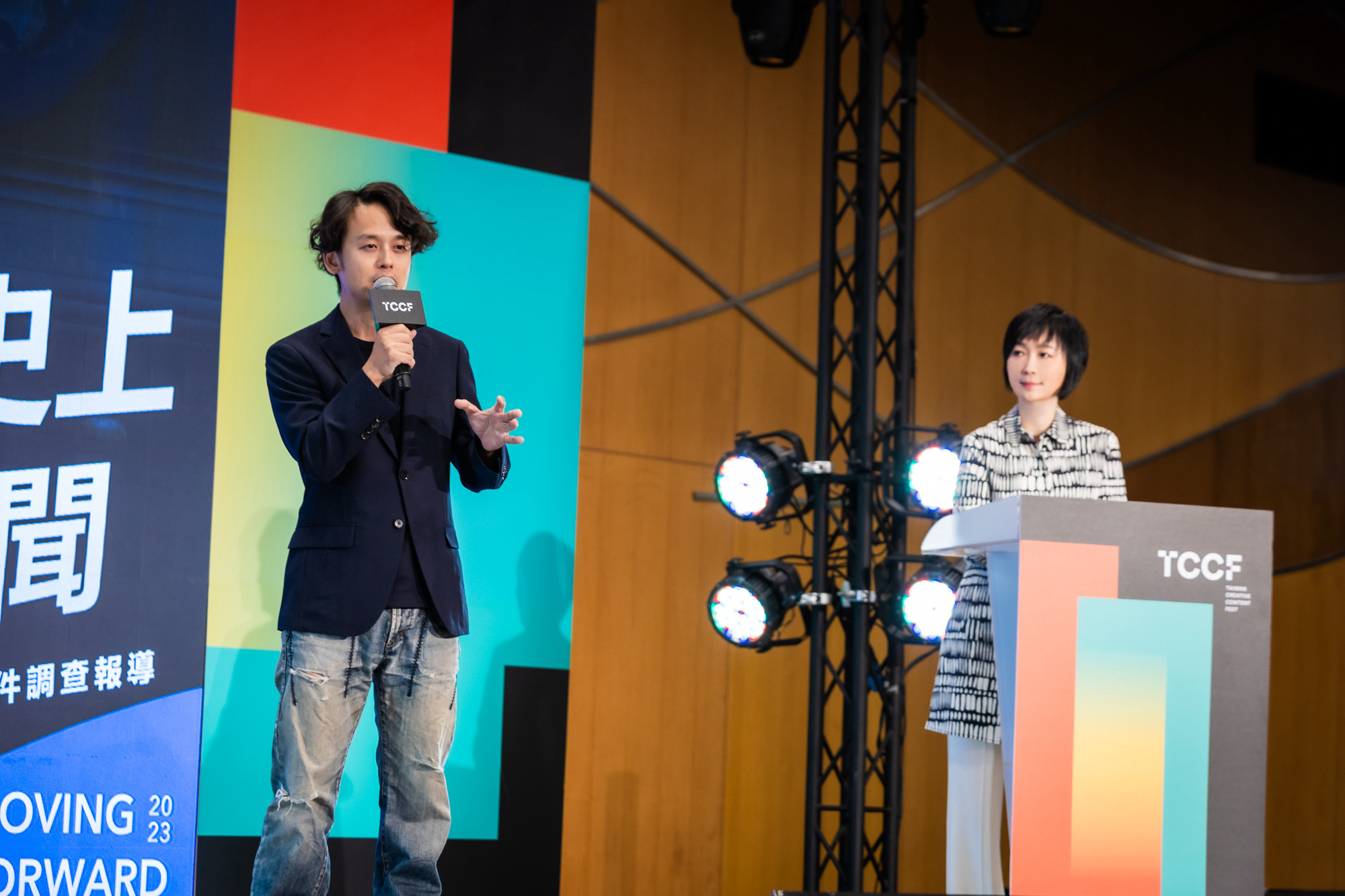 編導唐福睿（左）與鏡文學總經理兼總編輯董成瑜（右）今（8日）於TCCF創意內容大會宣布推出8部影視開發計畫及獨家IP。