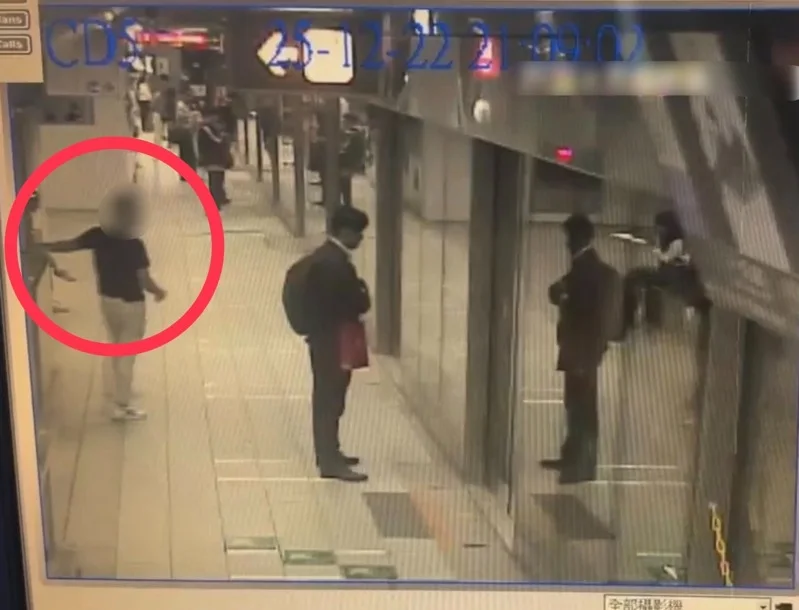 1名20歲男子在高雄捷運車站內，按下緊急電話警鈴謊稱車站內有「炸彈客」。（翻攝畫面）