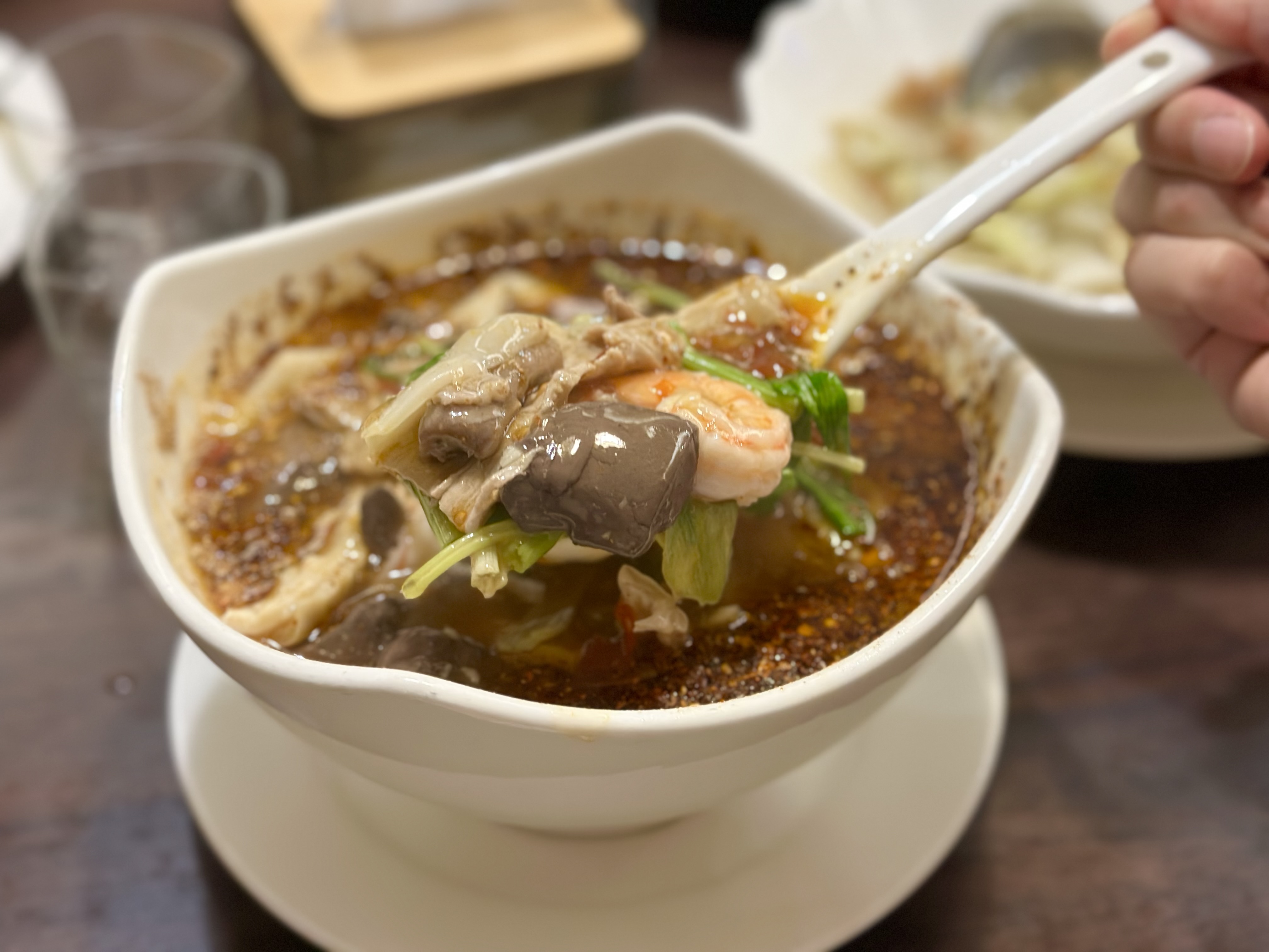 「綜合水煮」有牛肉片、鮮蝦、鴨血等料，湯汁辣麻下飯。（400元／份）