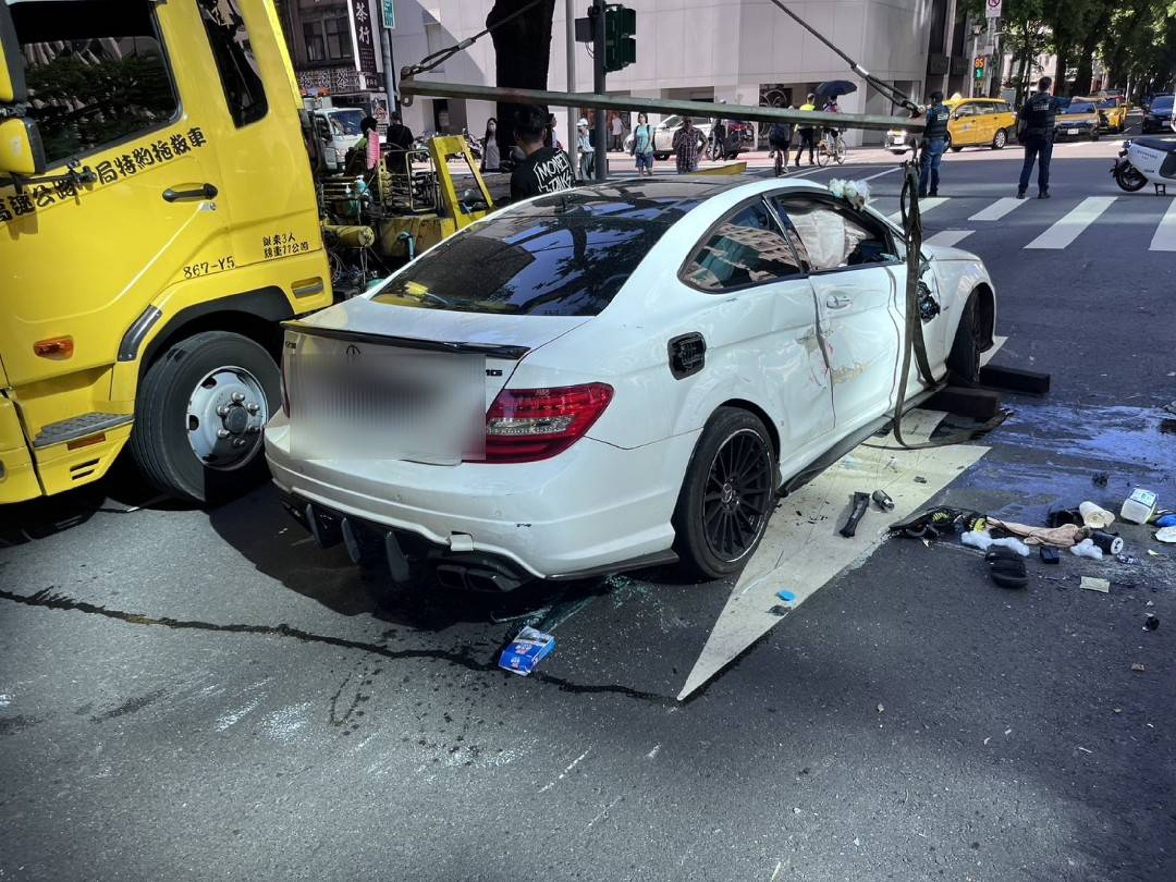 警方緊急通知吊車將事故車輛拖離,恢復車流。(翻攝畫面)