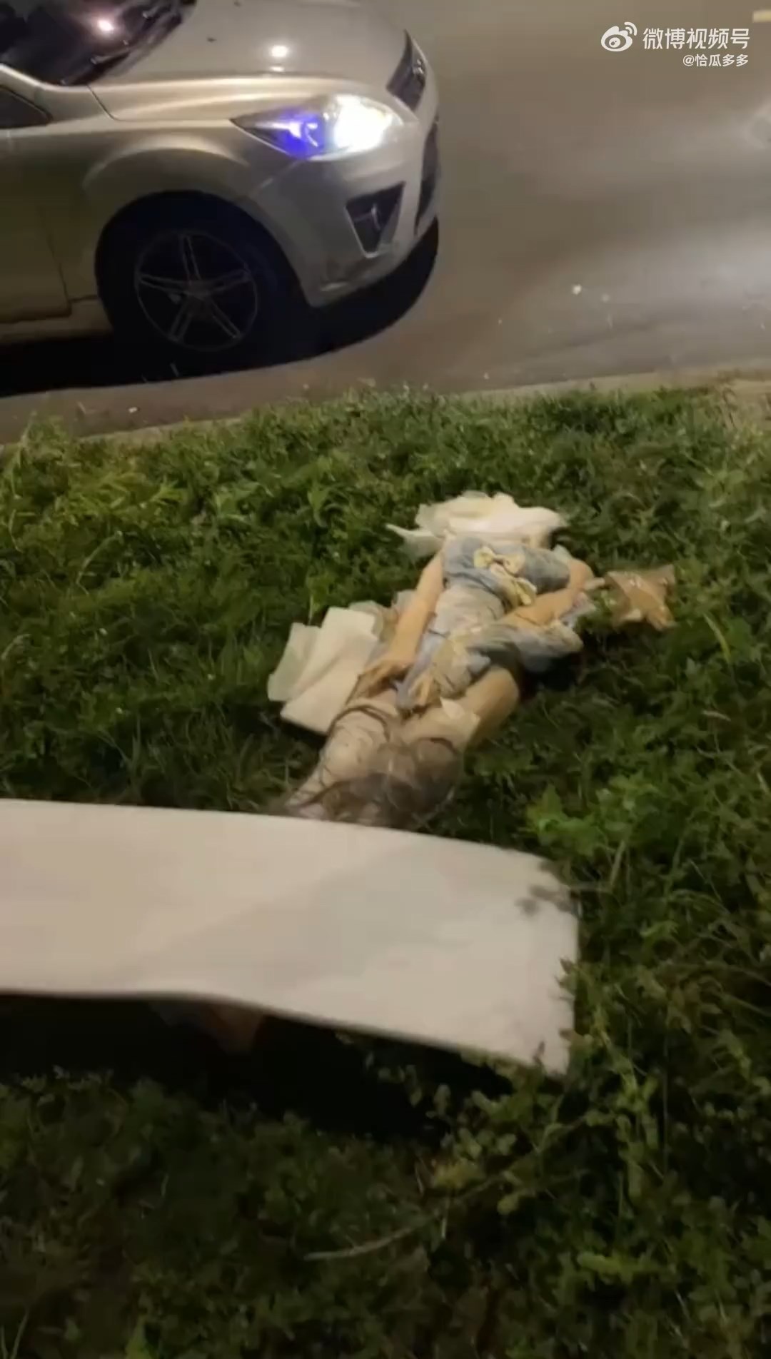 原來「女屍」是性愛娃娃。（翻自微博）