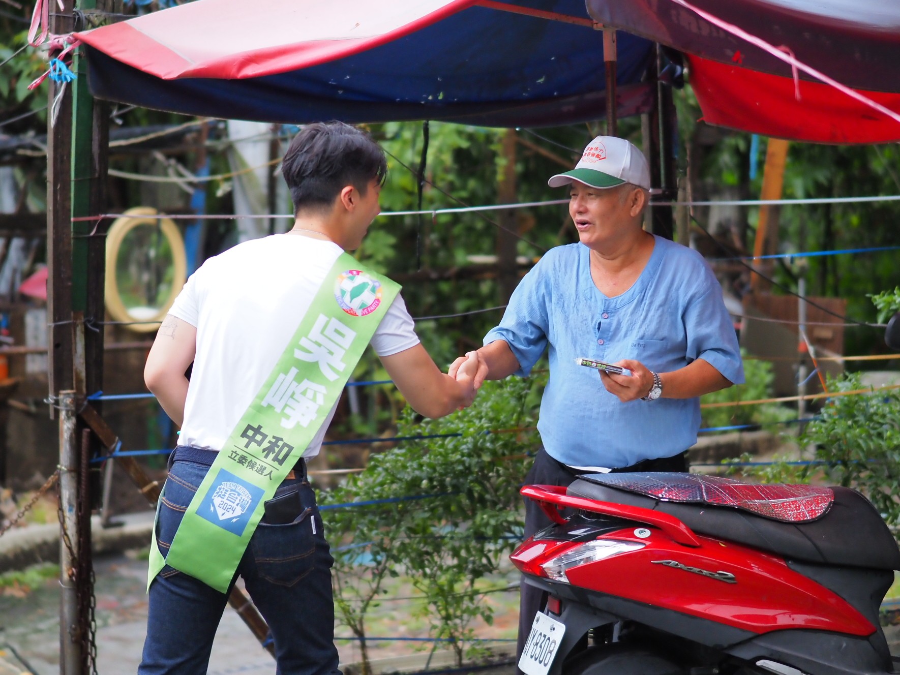 北北基桃沒放颱風假，吳崢仍照常進行掃街拜票行程。（翻攝自吳崢臉書）