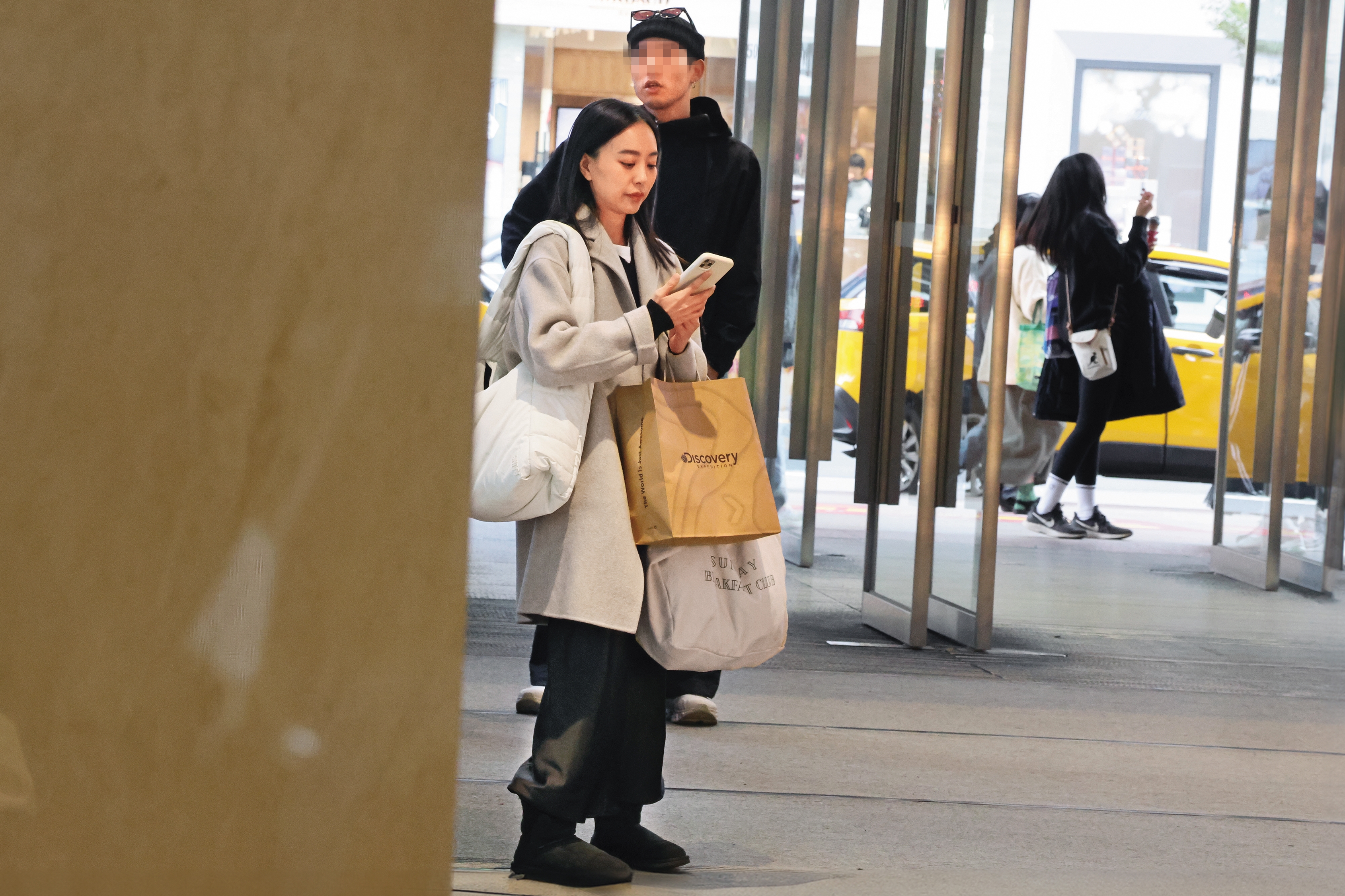 1/16,14:48,劉容嘉主持完時尚活動後,在百貨公司門口等車接送。