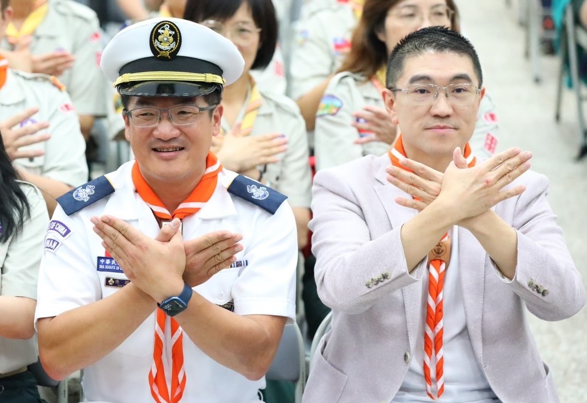 基隆民政處長張淵翔（左）坦承利用戶政系統調民眾個資協助罷免，基隆市長謝國樑今受訪回應此事。（翻攝自基隆市政府官網）