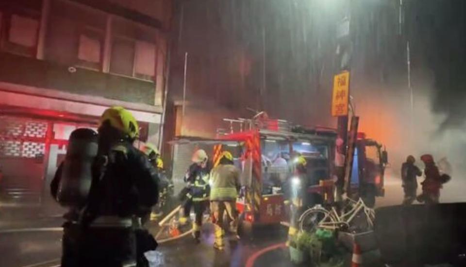 苗栗市文發路今（4日）凌晨3時，一棟3層樓透天厝突然傳出火警。（翻攝畫面）