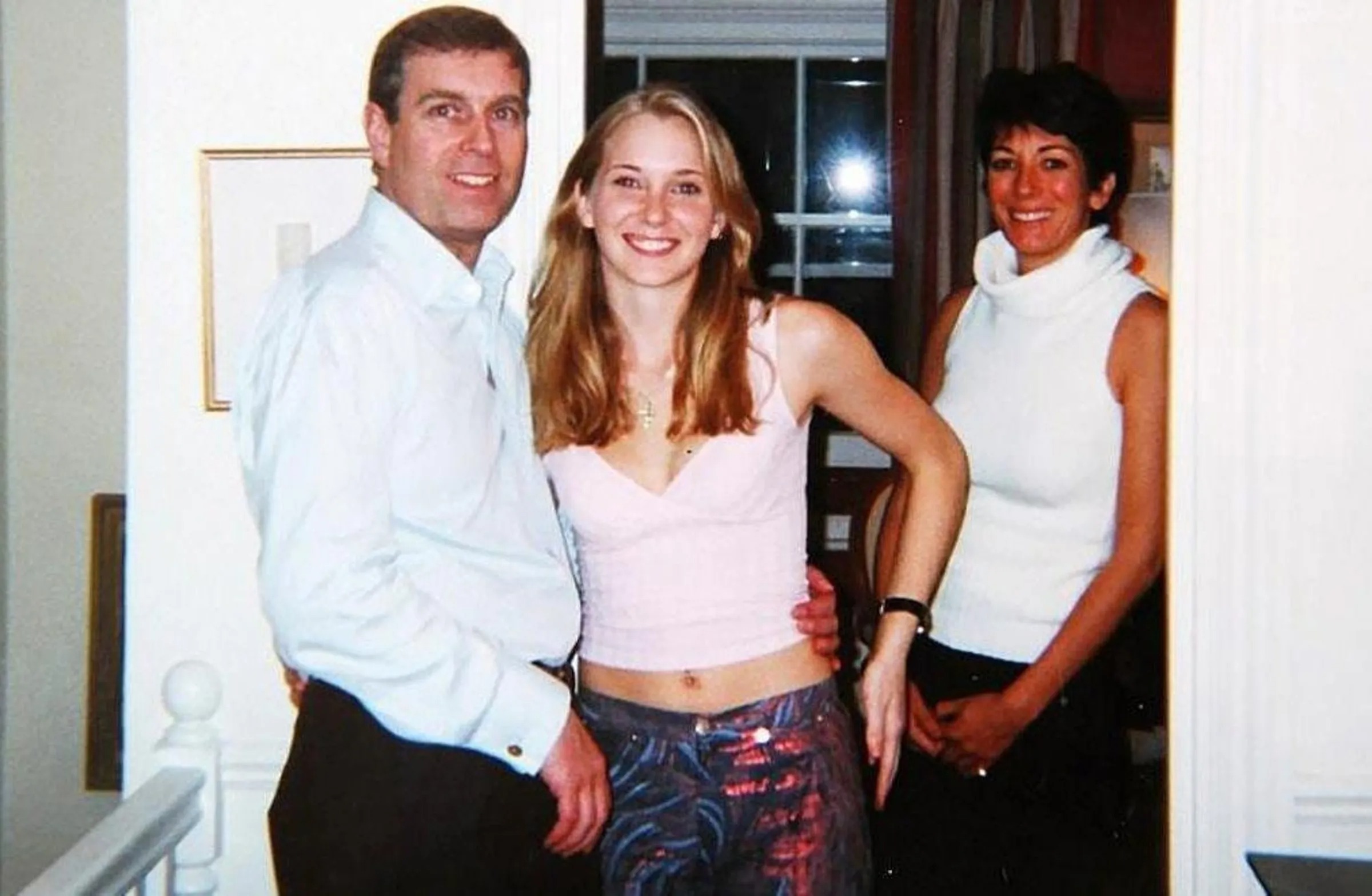 朱佛里（中）17歲時，被麥思維爾（右）安排認識安德魯王子（左），結果遭性侵。（翻攝X@PoliticsForAlI）