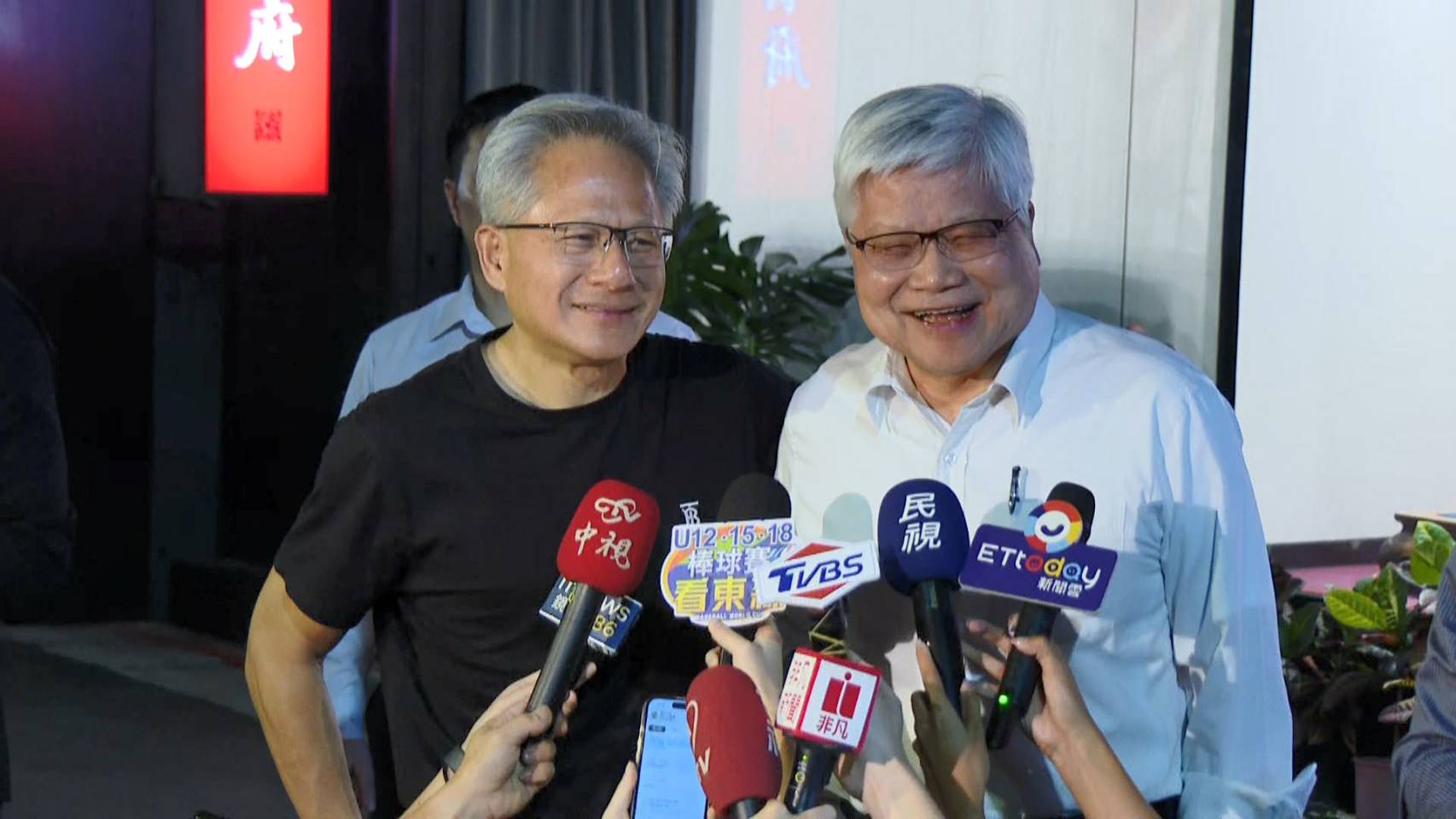 台積電董事長魏哲家（右）22日晚間與輝達執行長黃仁勳（左）餐敘。（鏡電視提供）