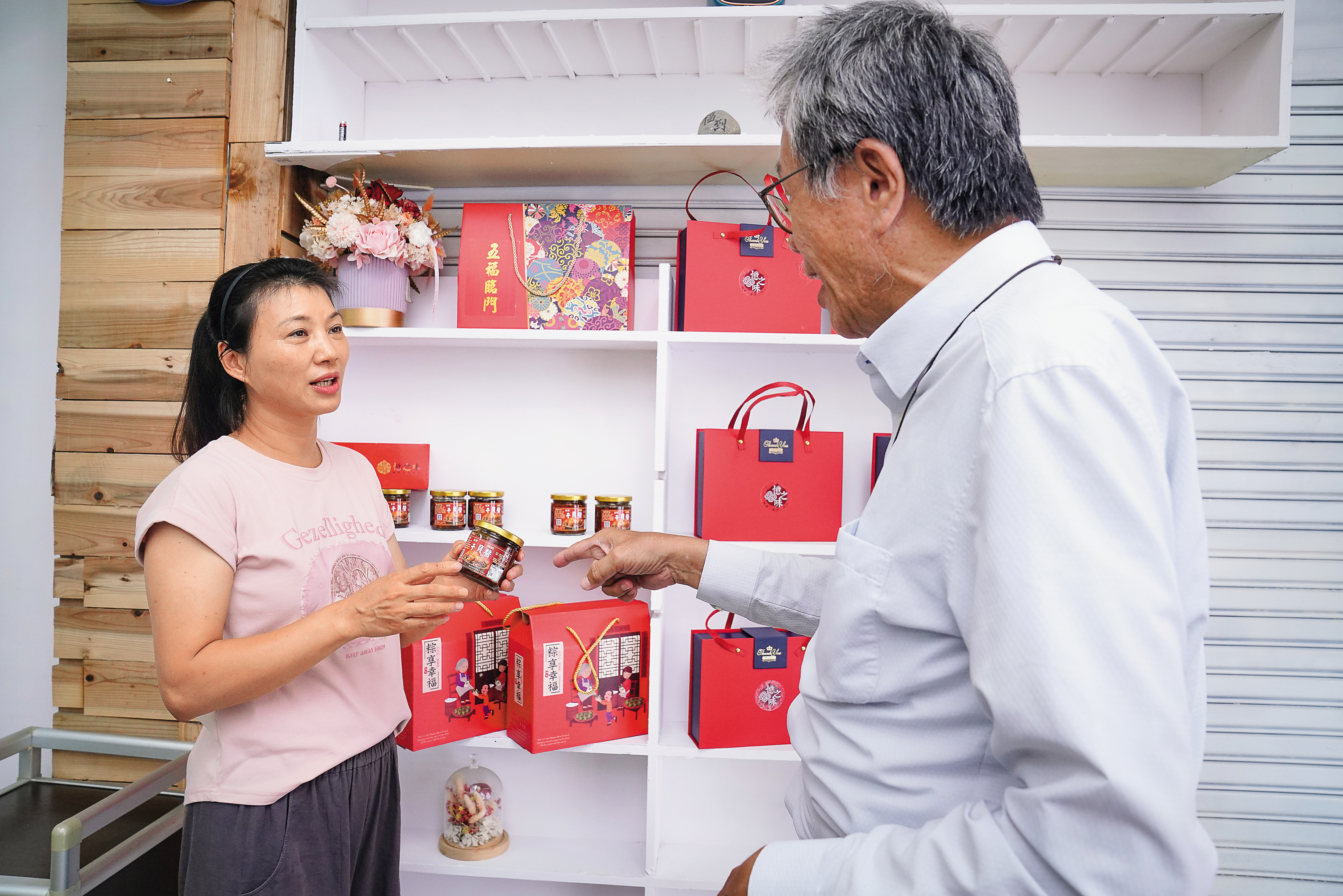 客人如果想買干貝醬送禮，也可以選擇禮盒裝。