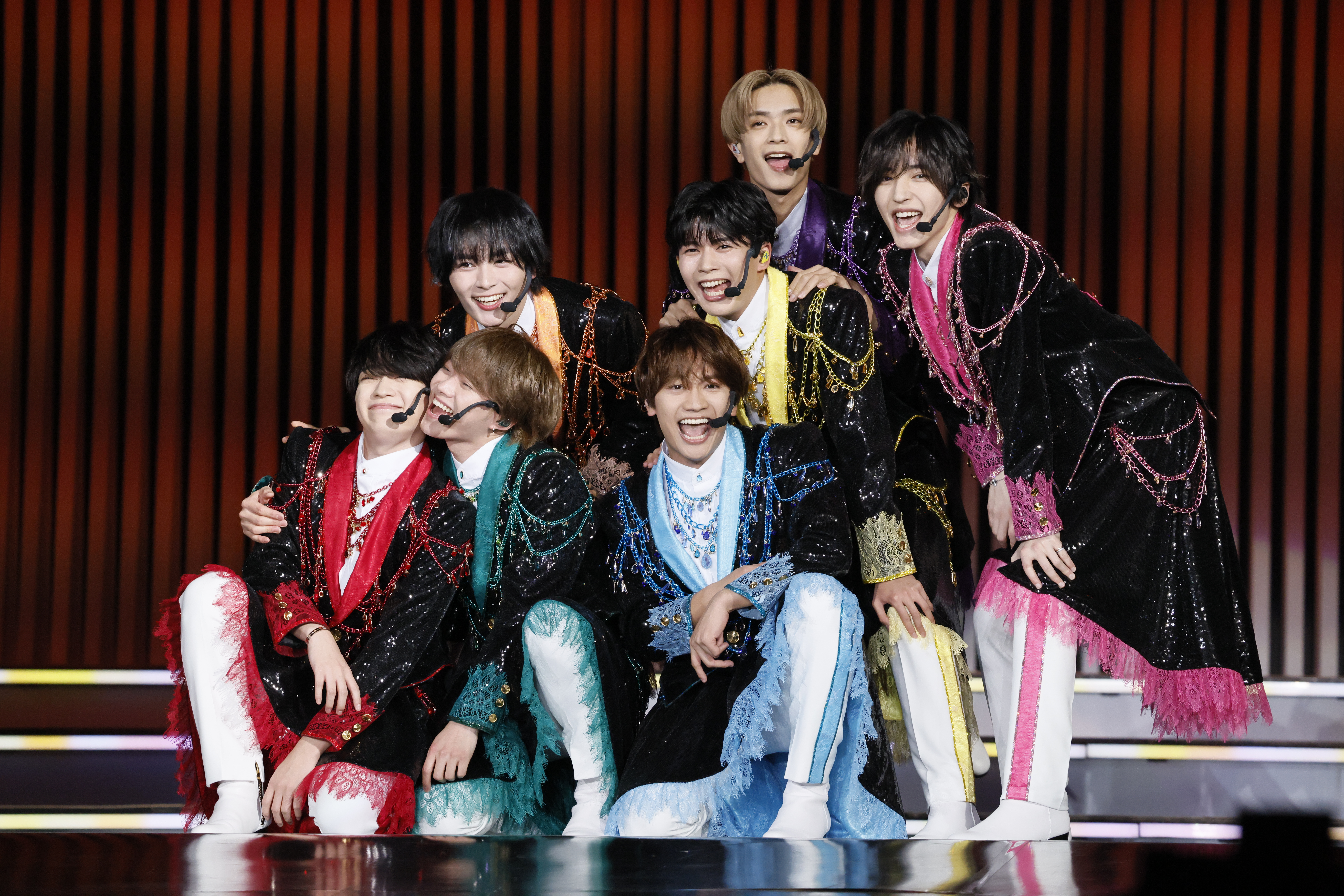 日本男團浪花男子西畑大吾（前排左一起逆時針）被熱情隊長大橋和也貼臉合照，藤原丈一郎、長尾謙杜、道枝駿佑、高橋恭平與大西流星七人整場帶來含組曲超過30首歌曲。（大鴻藝術BIG ART、超級圓頂SUPER DOME提供）