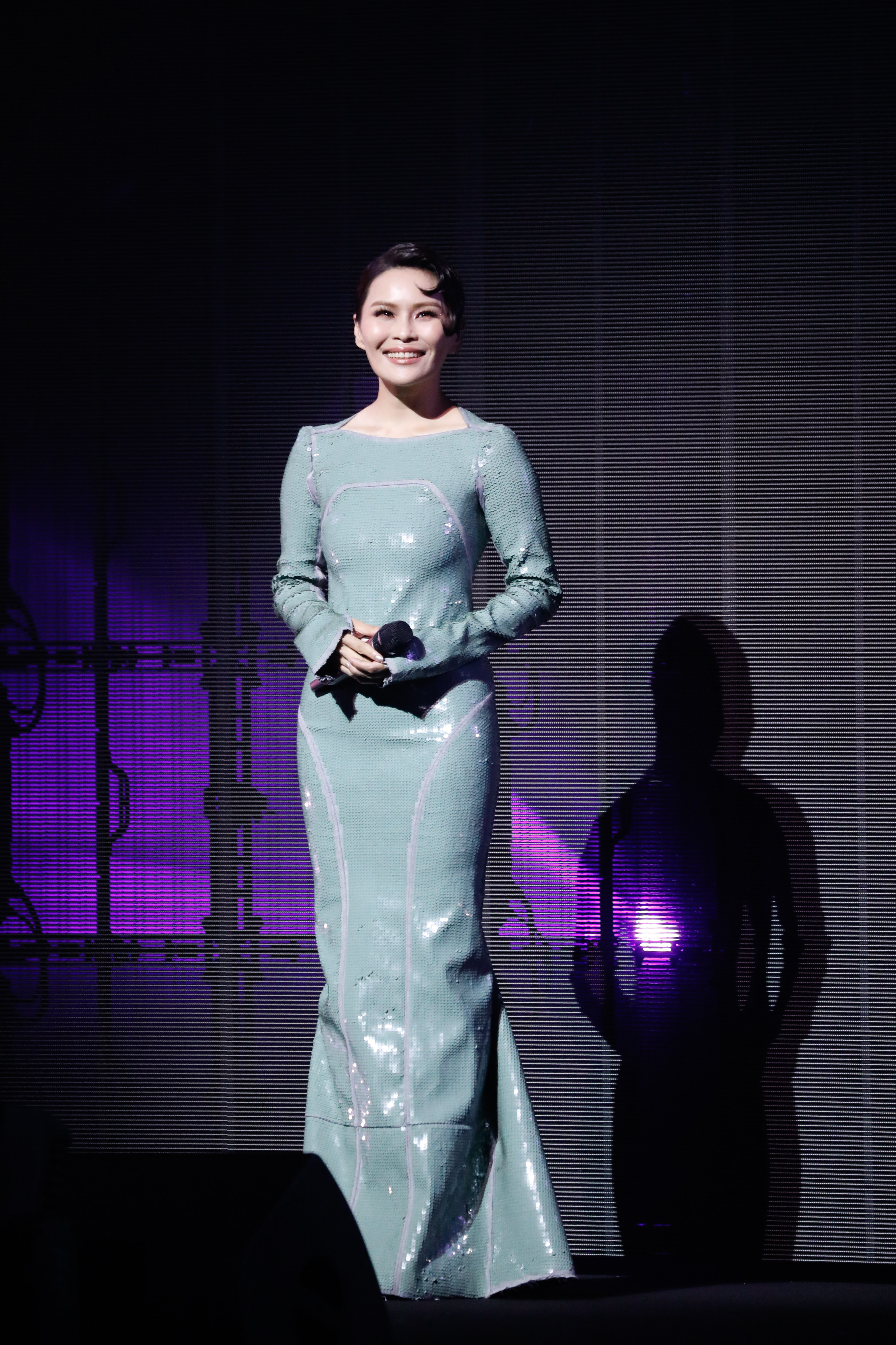 周蕙以緊身湖水綠禮服登場。