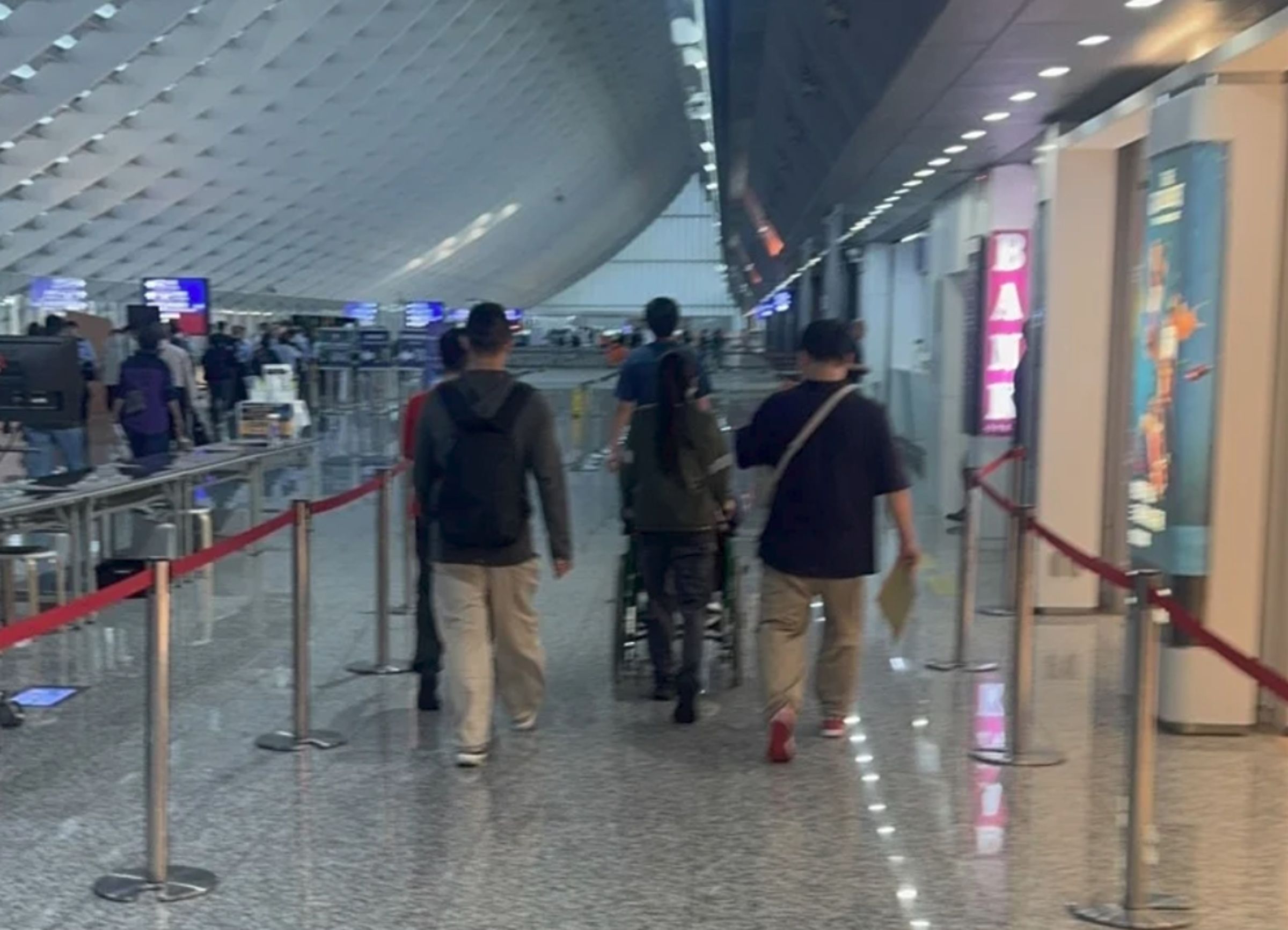 陳姓網友今從日本返台,入境時遭警方攔下約談,並帶到入出境大隊偵訊室進行筆錄。(翻攝畫面)