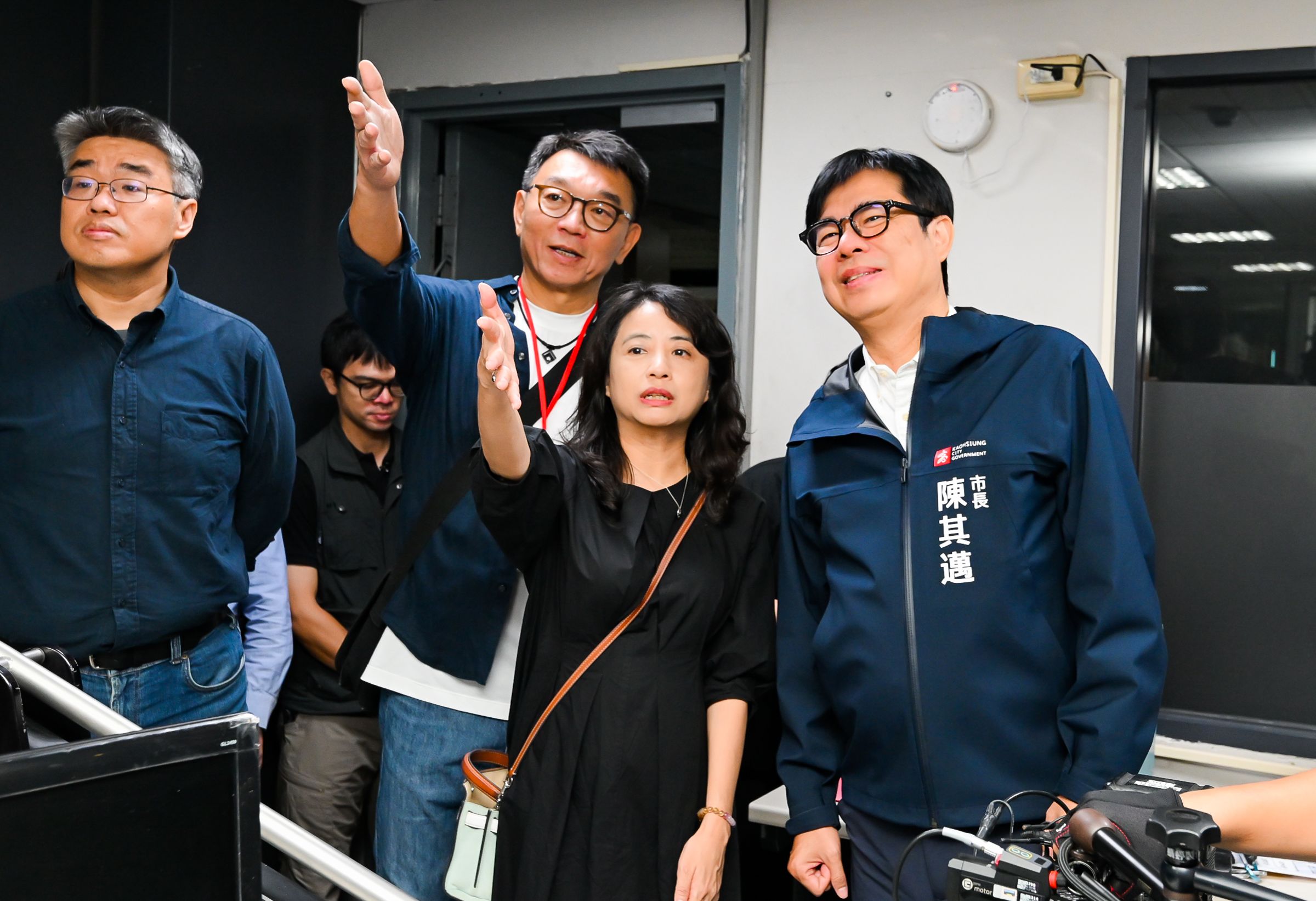 高雄市長陳其邁(右起)在製作人鄭心媚及監製林錦昌的帶領下參觀片場。(零日文創提供)