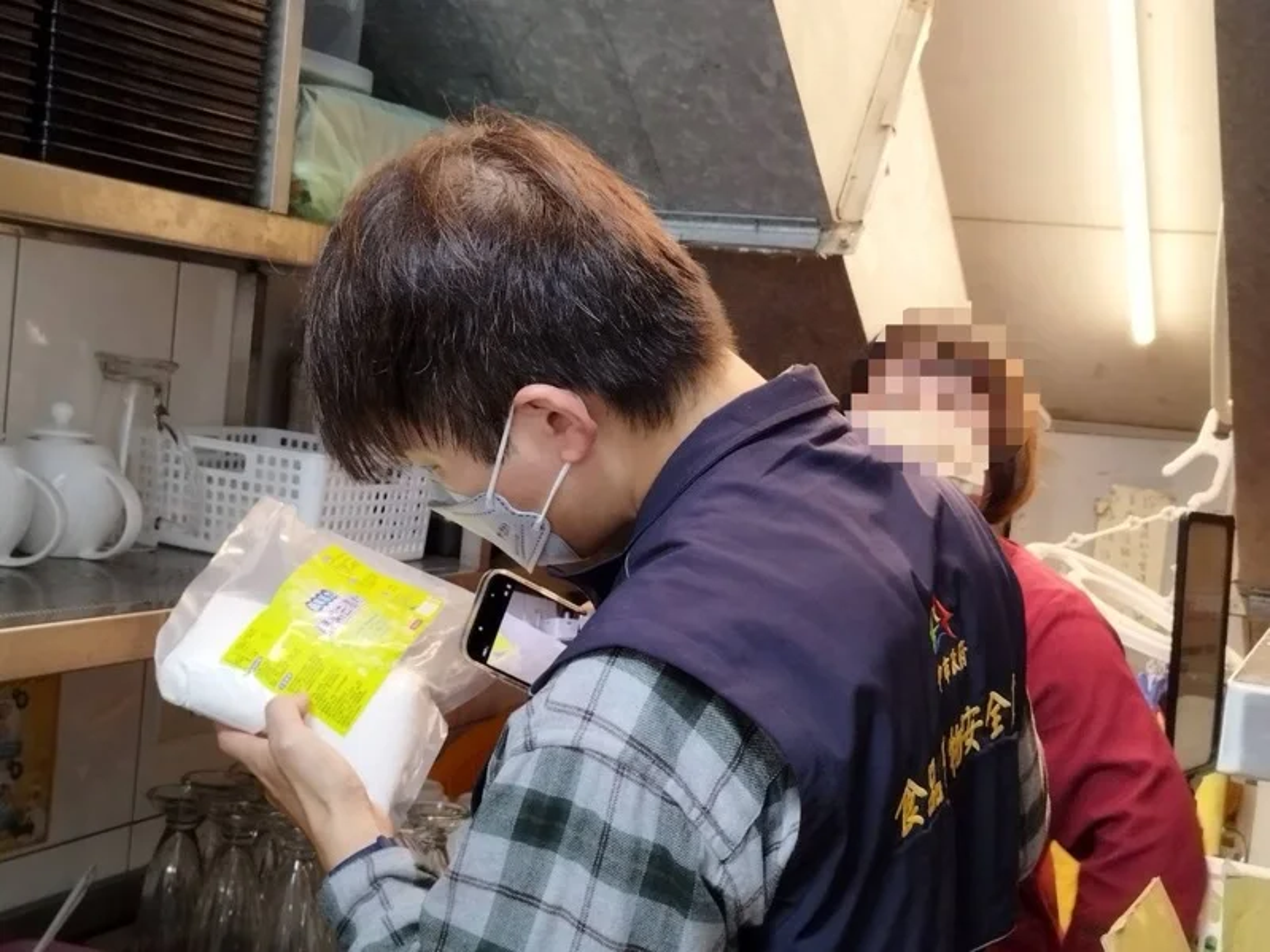 台中市食安處昨到春水堂公益店稽查。（台中市食安處提供）