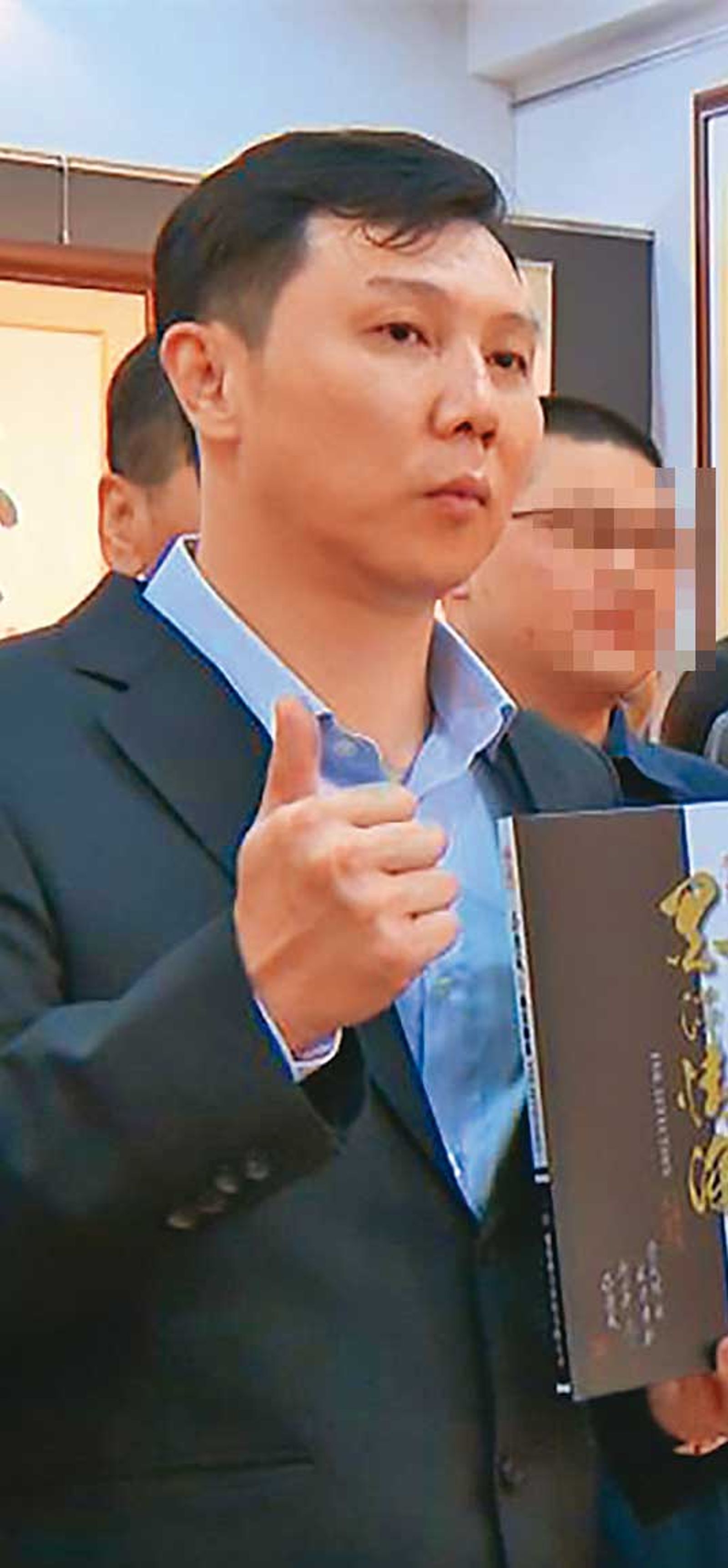 劉憲治被視為三環幫轉型的關鍵人物，影響力甚至已深入政商名流圈。（翻攝民視新聞）