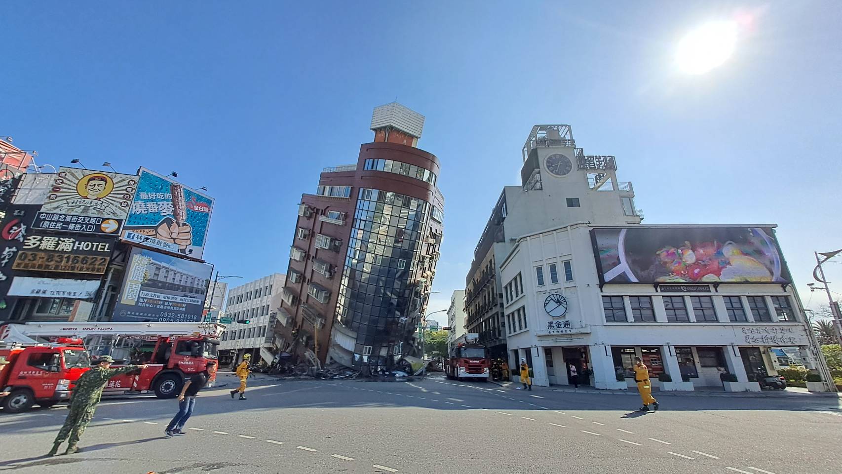 花蓮今日上午發生規模7.2強震，一棟旅館大樓嚴重傾斜。