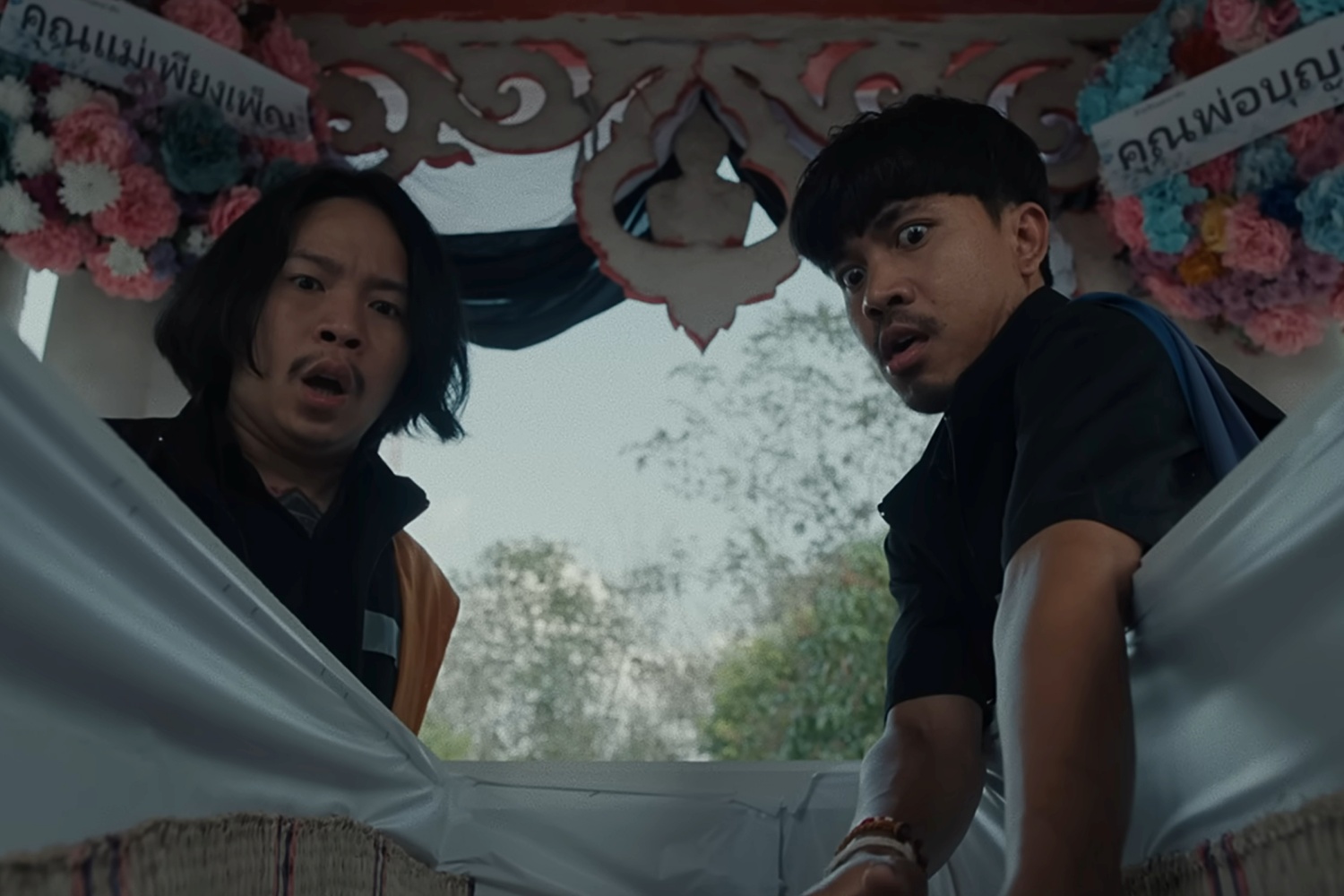 《送葬人》兩個主角遇到許多不可思議的事。（車庫娛樂提供）