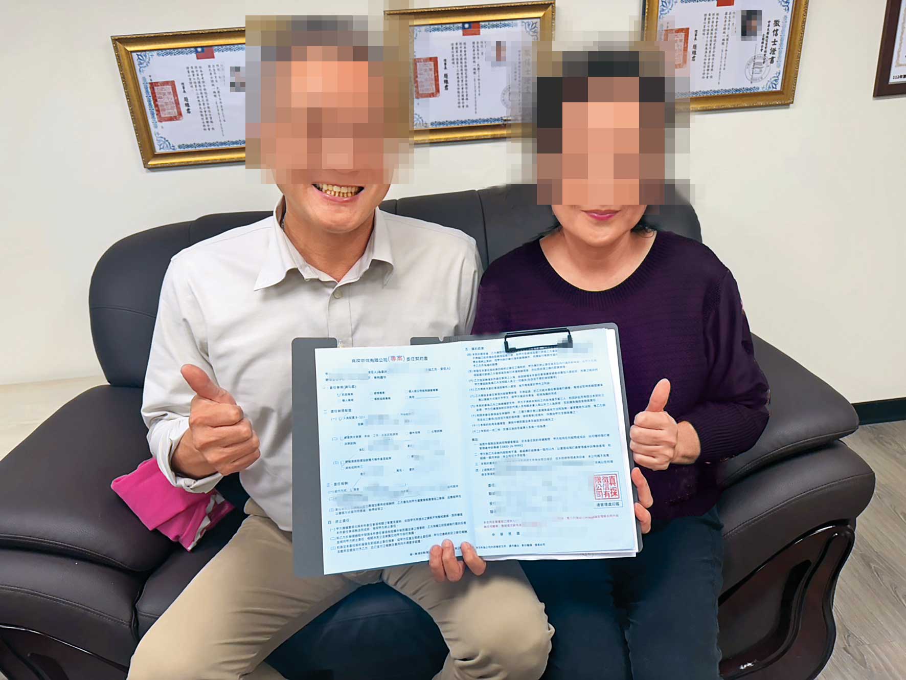 一統徵信要求委託人簽約後,須微笑與幹部合照,代表心甘情願。(讀者提供)