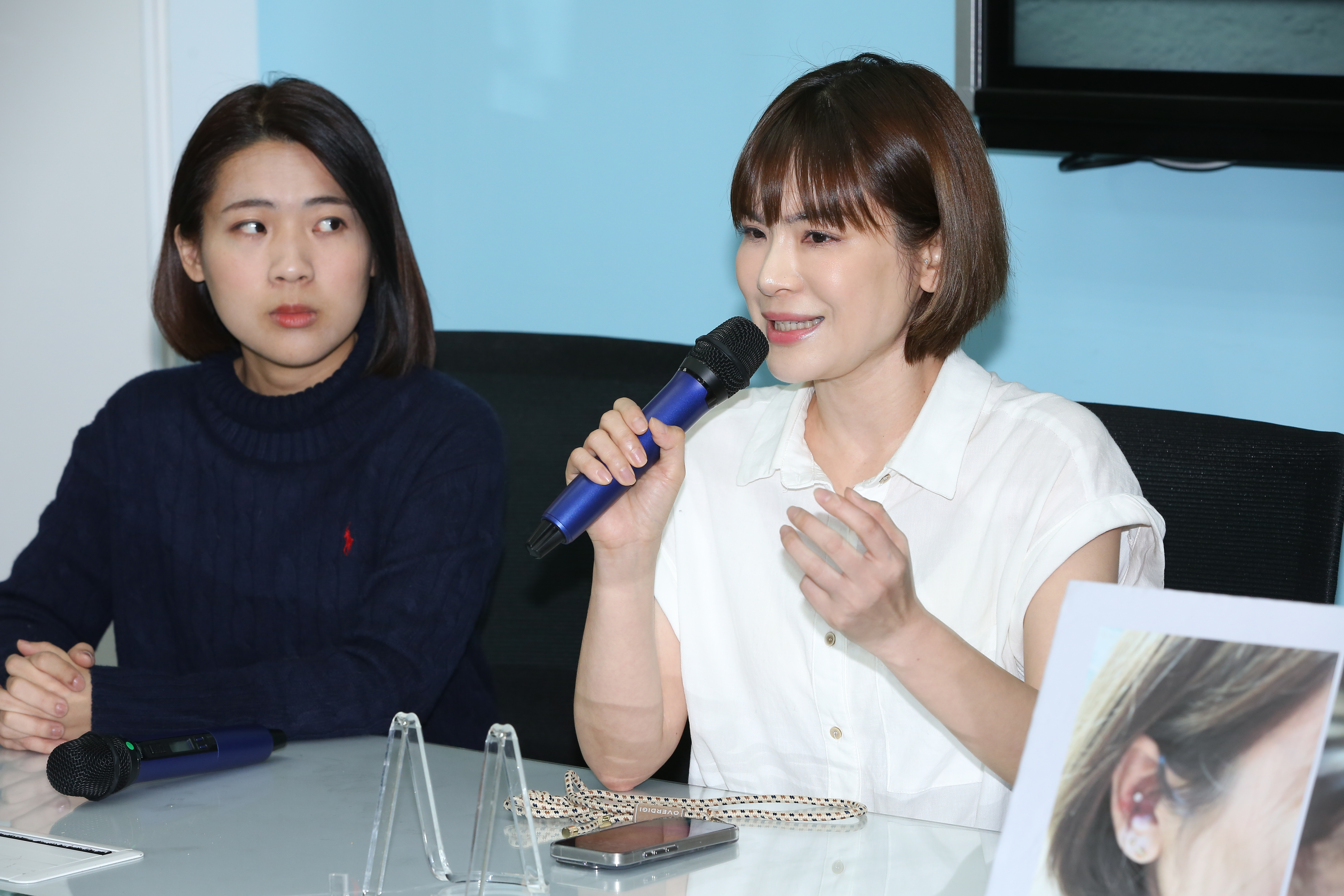 陳沂（右）日前遭毆打，徐巧芯（左）在立法院幫忙開記者會。（本刊資料照）