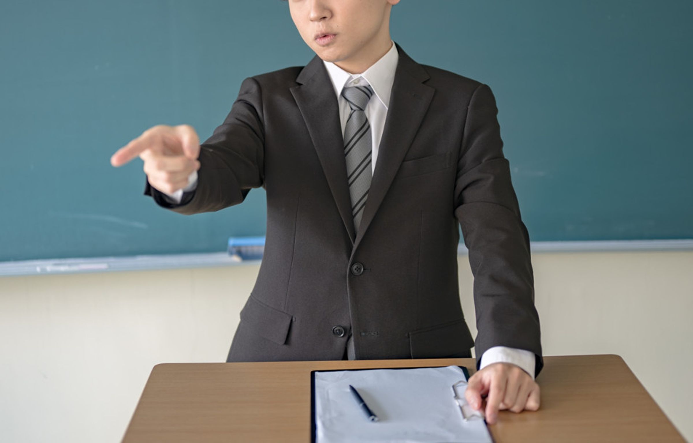 南部一名老師長期面對學生頑劣行徑終於失控踹桌罵人，被家長告上法院。（示意圖，photoAC）