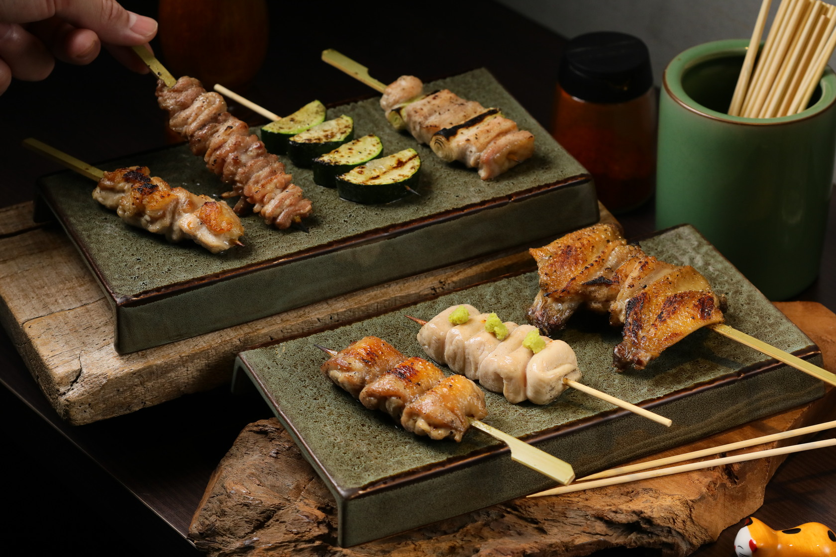 在台北深夜時段也能吃到專業燒鳥，到「夙席」必點的有「雞頸肉」「振袖」「雞生蠔」及「柚子辣椒里肌肉」等品項。（90～130元／串）