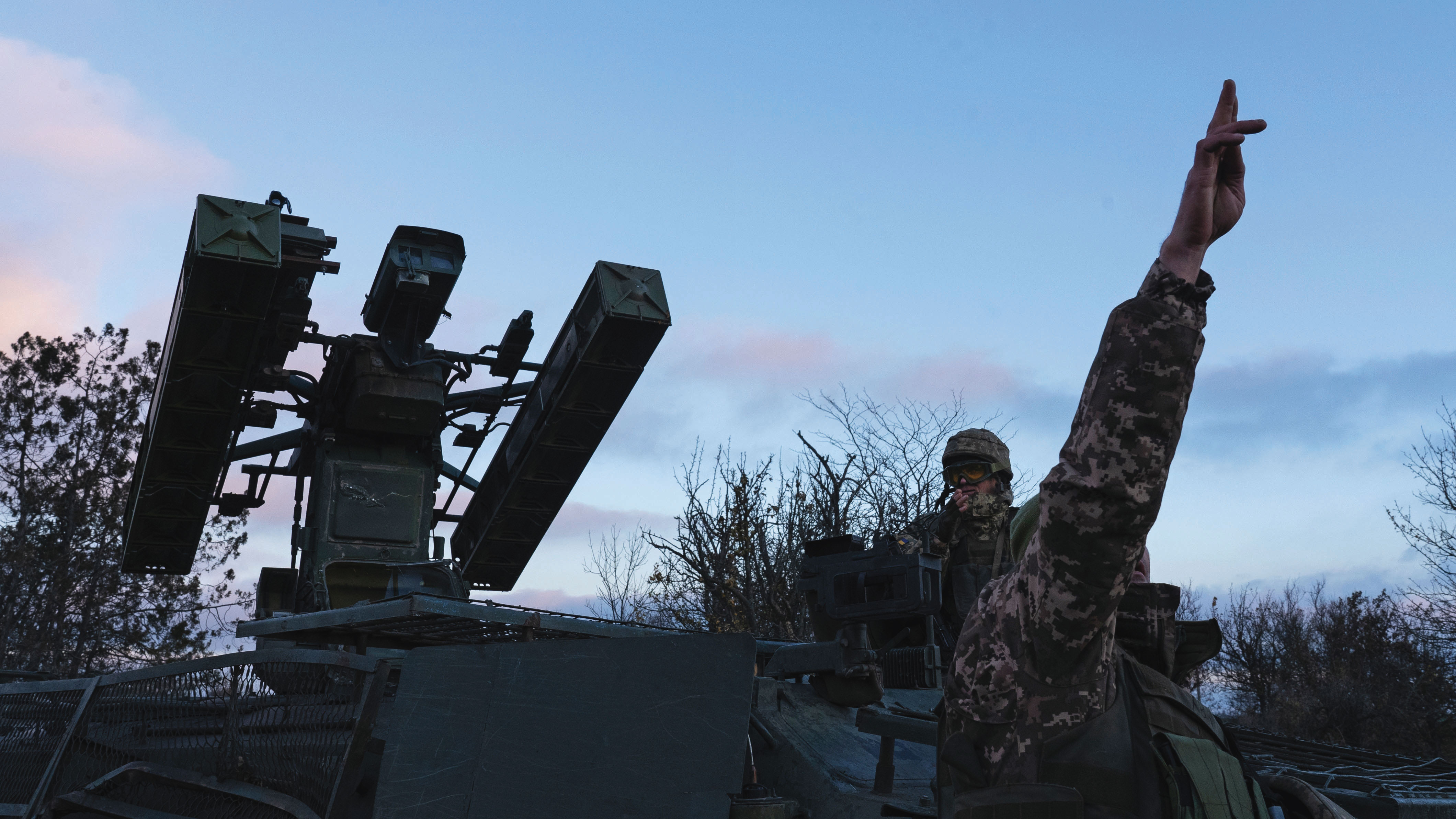 第72營的士兵操作122mm「箭式」（Strela）防空系統，該系統對攔截低空飛行的軍機和無人機至關重要，以確保在持續衝突中的空中安全。