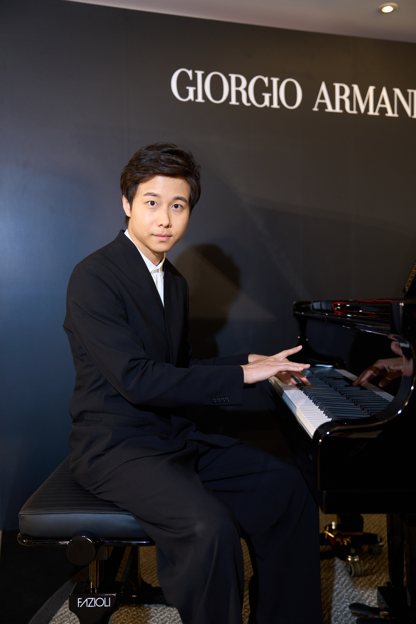 旅美鋼琴家Steven Lin(林易)擔任表演嘉賓。(GIORGIO ARMANI Taiwan提供)